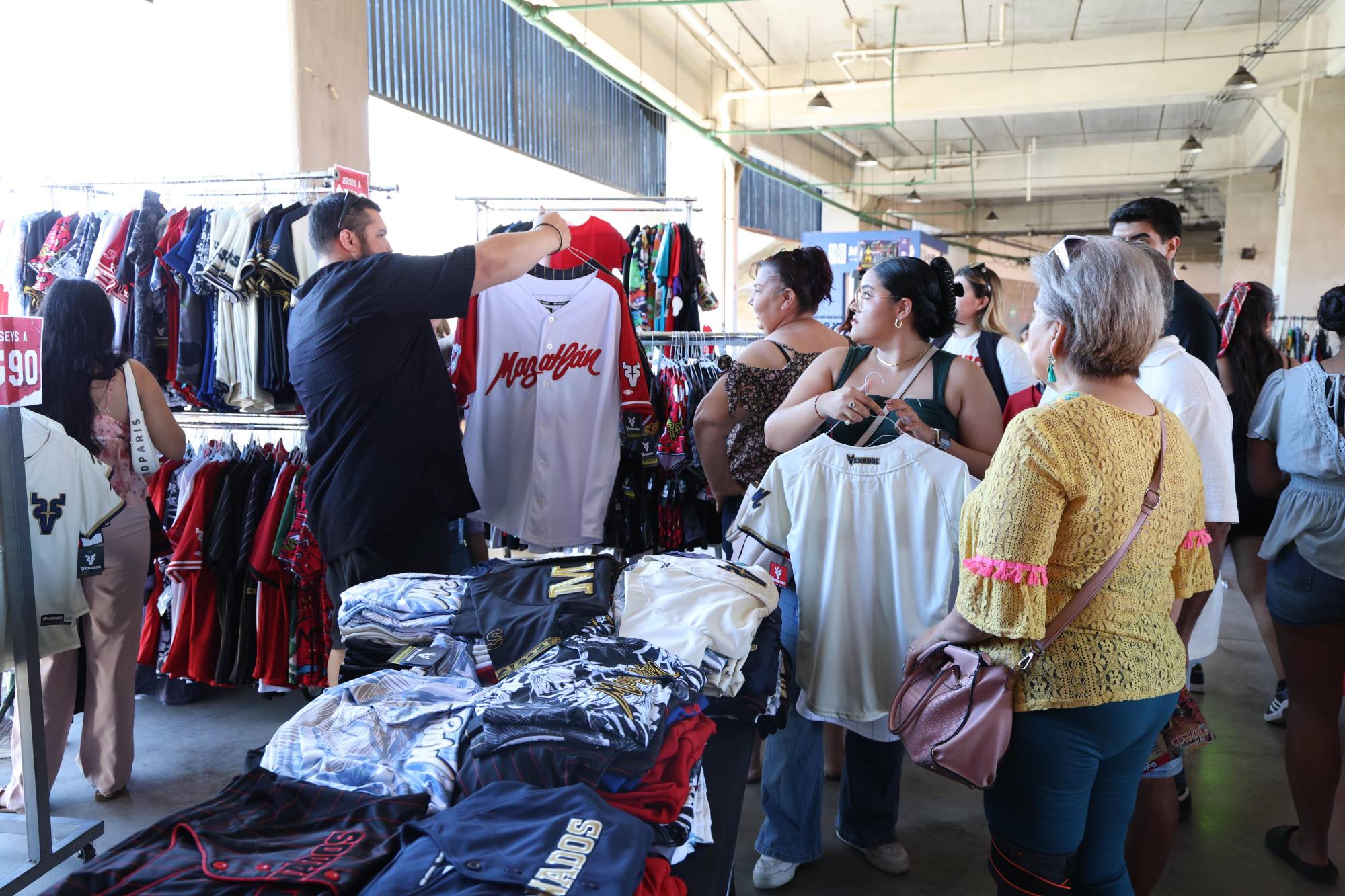 $!Emprendedores locales exhiben sus productos en el bazar, creando un espacio de convivencia y apoyo al talento mazatleco.
