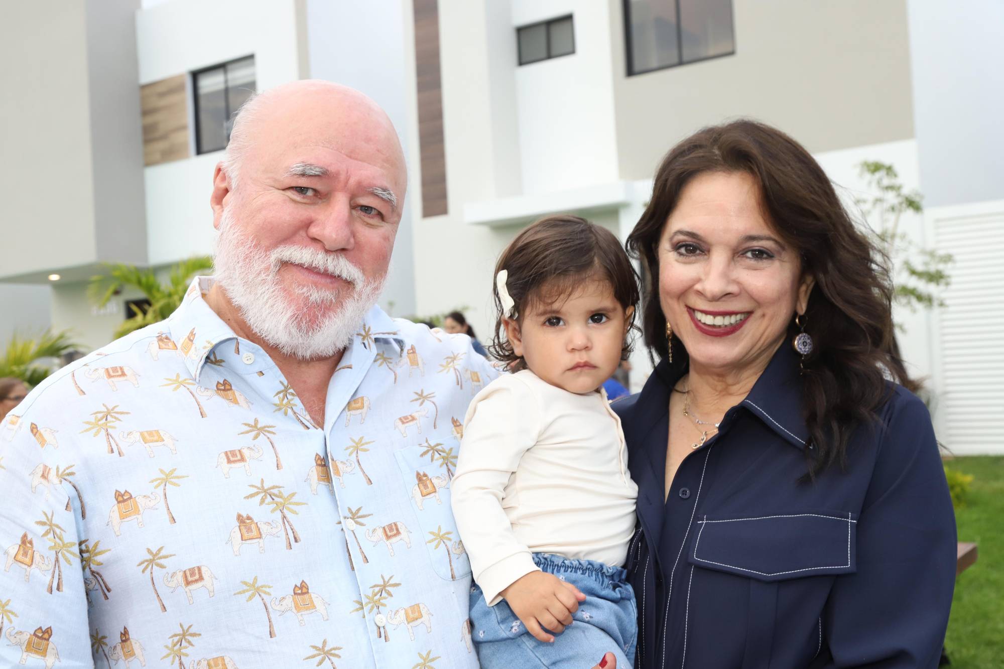 $!Manuel Clouthier Carrillo y Melly Pérez de Acha con su nieta Augusta Toledo Clouthier.