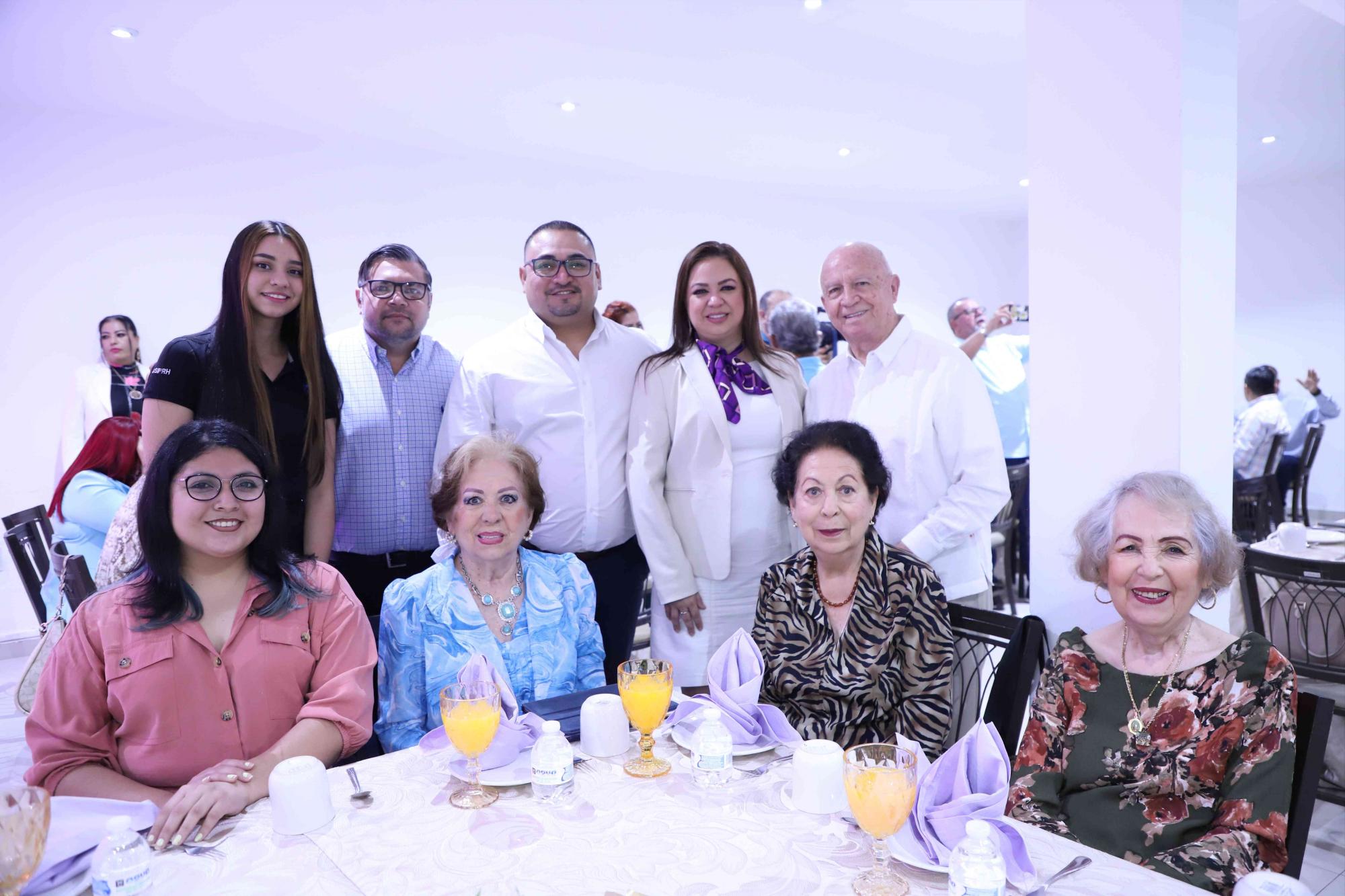 $!La familia de Paola Álvarez estuvo presente en el evento.