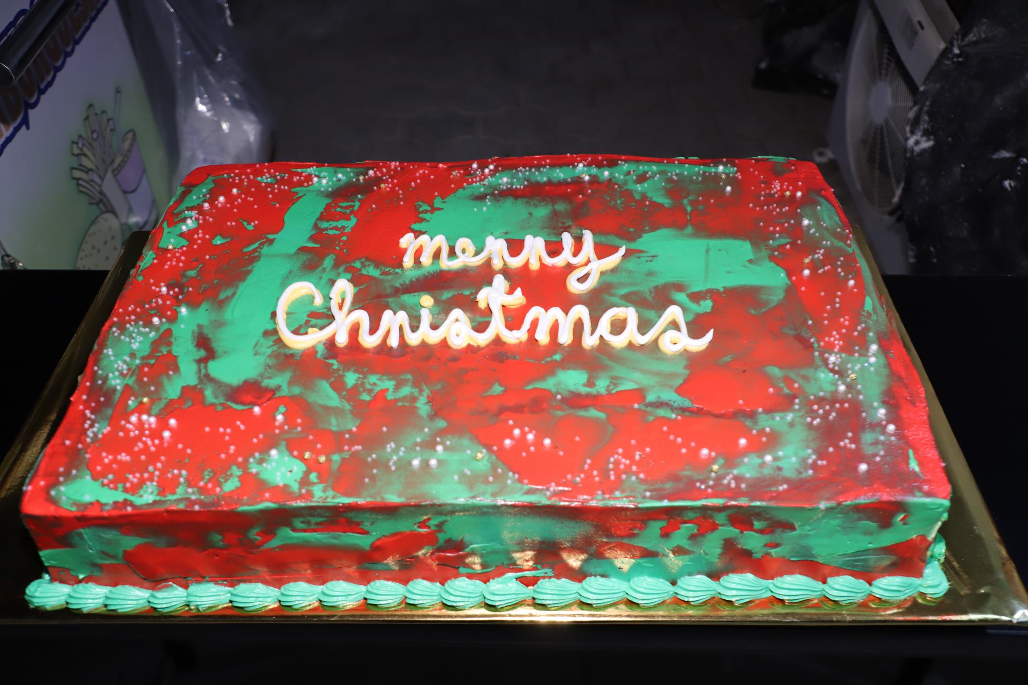 $!Un pastel con el mensaje “Merry Christmas” lució en la mesa principal.