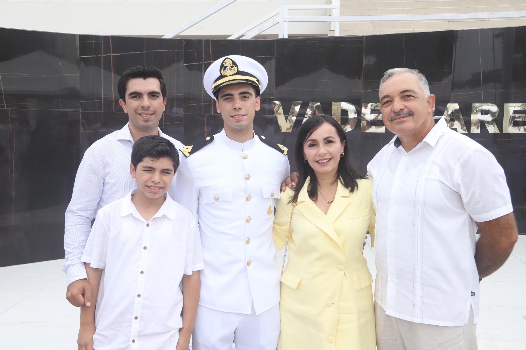 $!Isaac Manuel Ramos Lizárraga entre sus hermanos Héctor Iván y Miguel Jassiel, y sus padres Elvia Rosa Lizárraga y Héctor Manuel Ramos Piña.