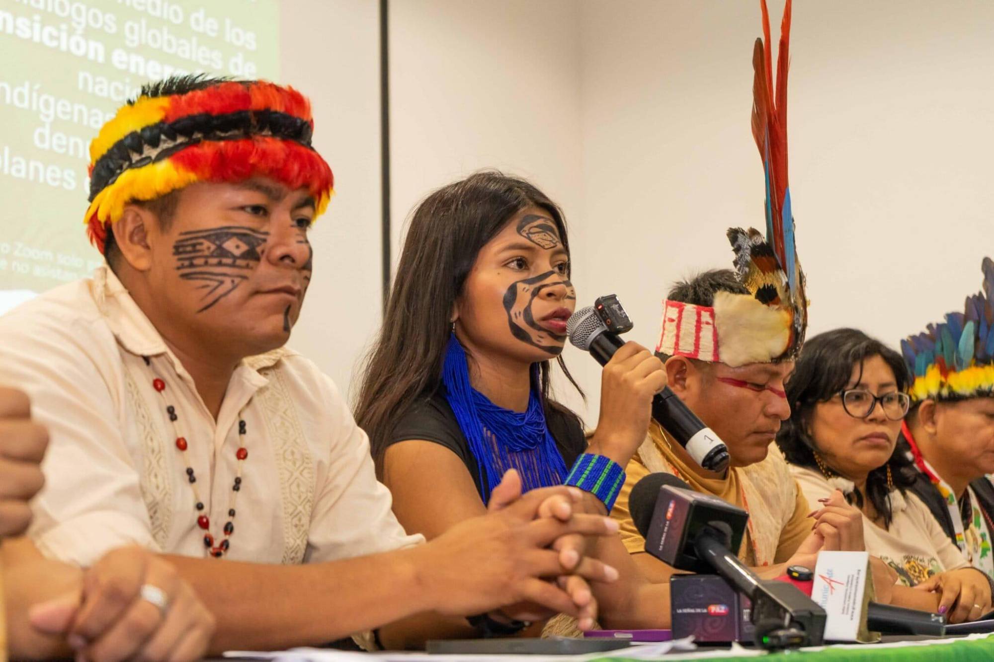 $!Líderes indígenas de las nacionalidades kichwa, sapara, andwa, shiwiar, achuar, waorani y shuar de la provincia de Pastaza, en la Amazonía ecuatoriana, denunciaron en la conferencia que el gobierno de Ecuador anunció dos nuevas licitaciones petroleras en el centro sur de la Amazonía, superpuestas a territorios indígenas.