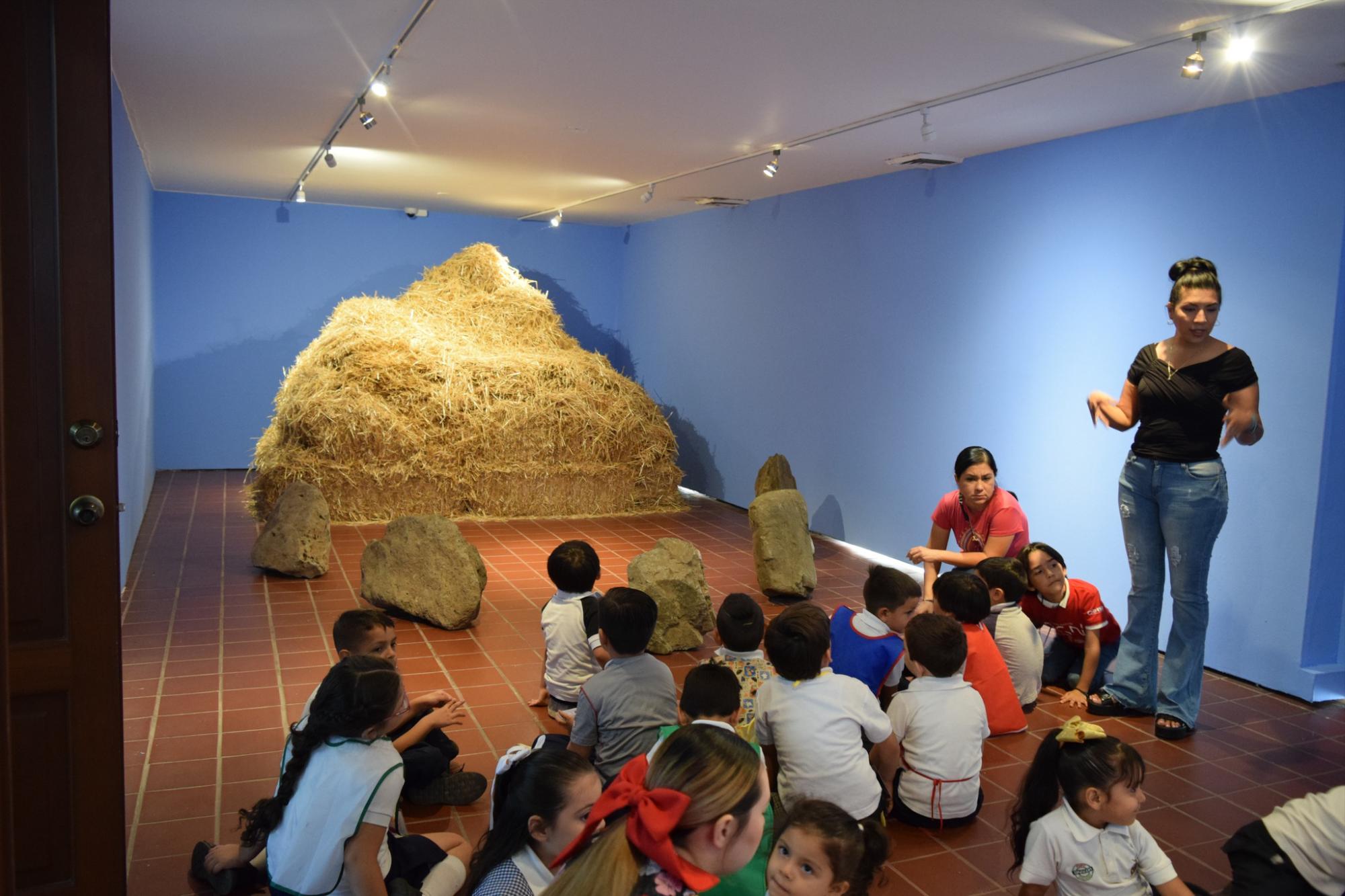 $!Alumnos del Jardín de Niños Francesco Tonucci recibieron las atenciones de las guías del museo en el recorrido por las salas de exhibición.
