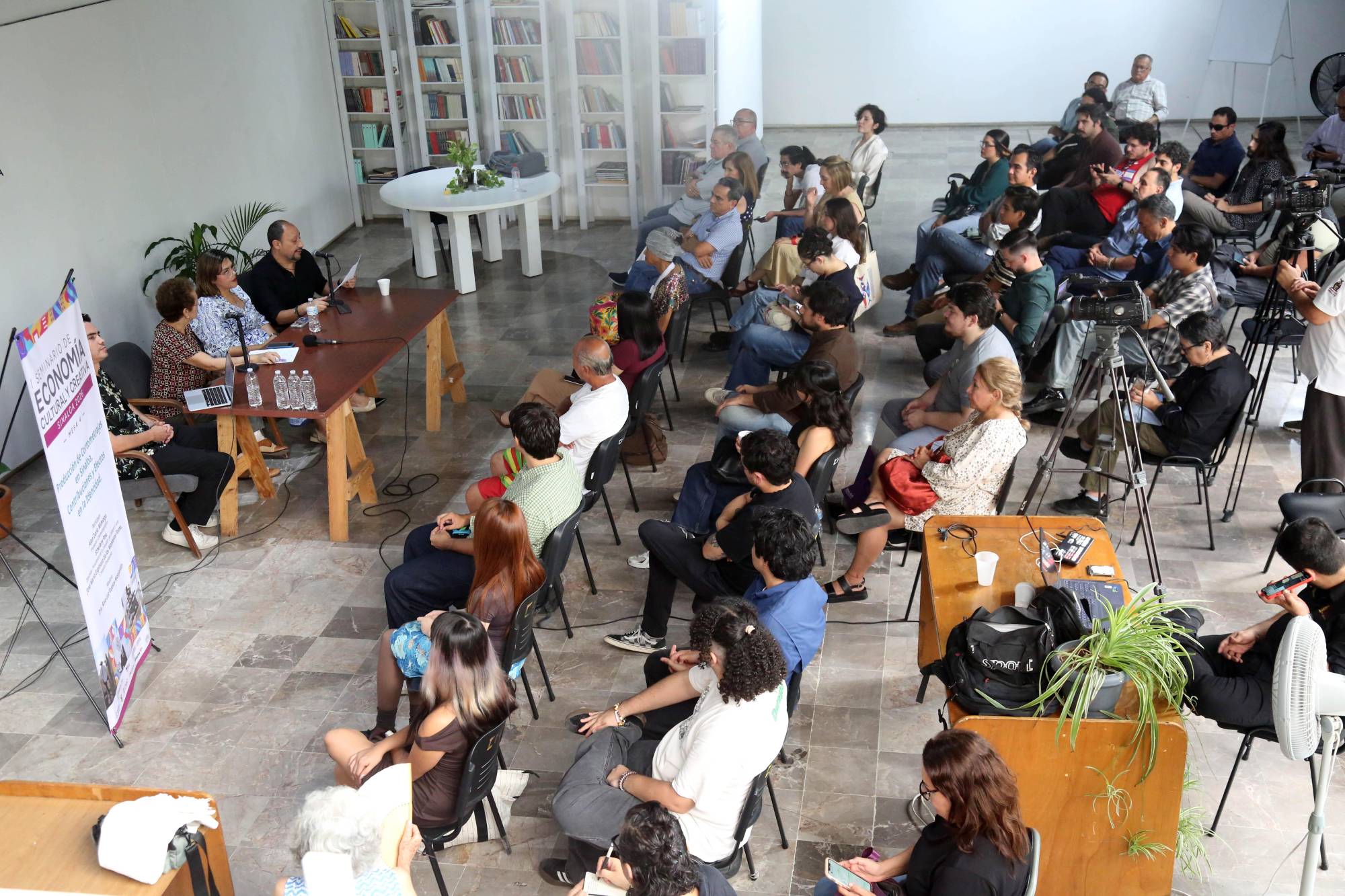 $!La reunión se realizó ante una sala llena y con una participación activa del público.