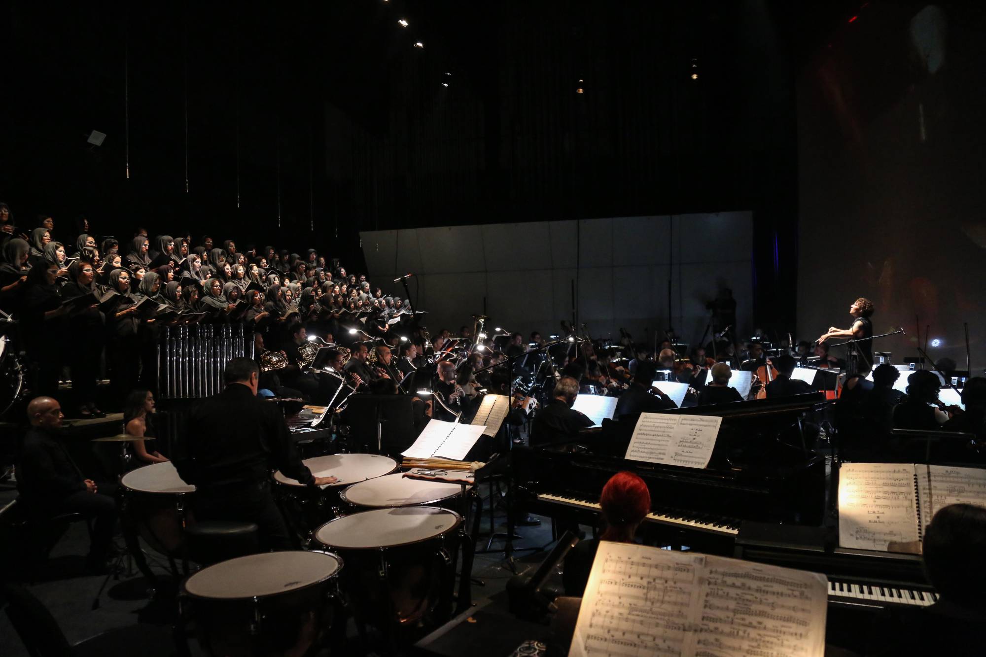 $!Espectacular actuación del Taller y Coro de Ópera de Sinaloa, que dirigen José Manuel Chú y Marco A. Rodríguez; el Coro Universitario de la Facultad de Artes de la UAS, que dirige Perla Orrantia.