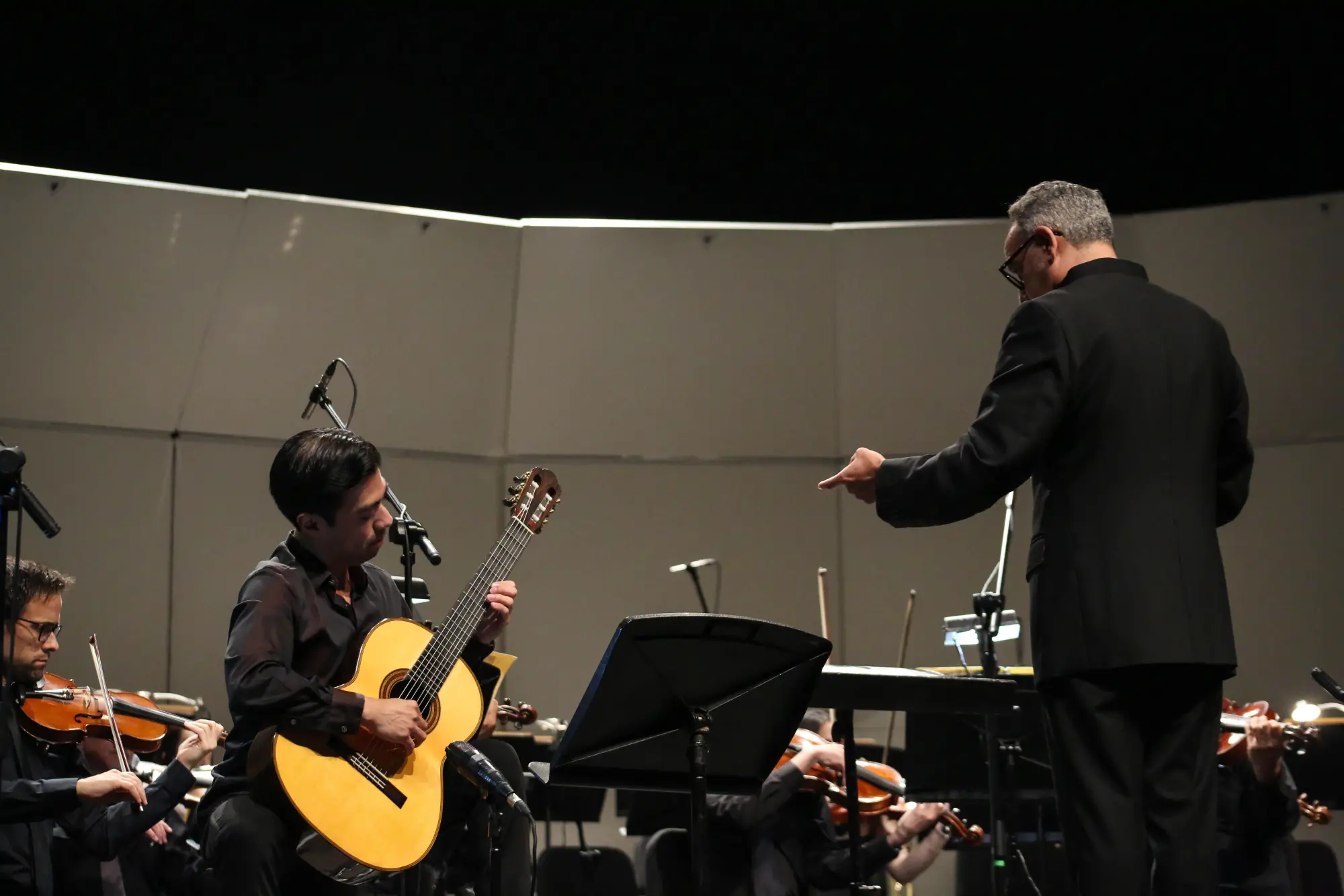 $!Jesús Serrano Huitrón toca la guitarra como solista en el Teatro Pablo de Villavicencio.
