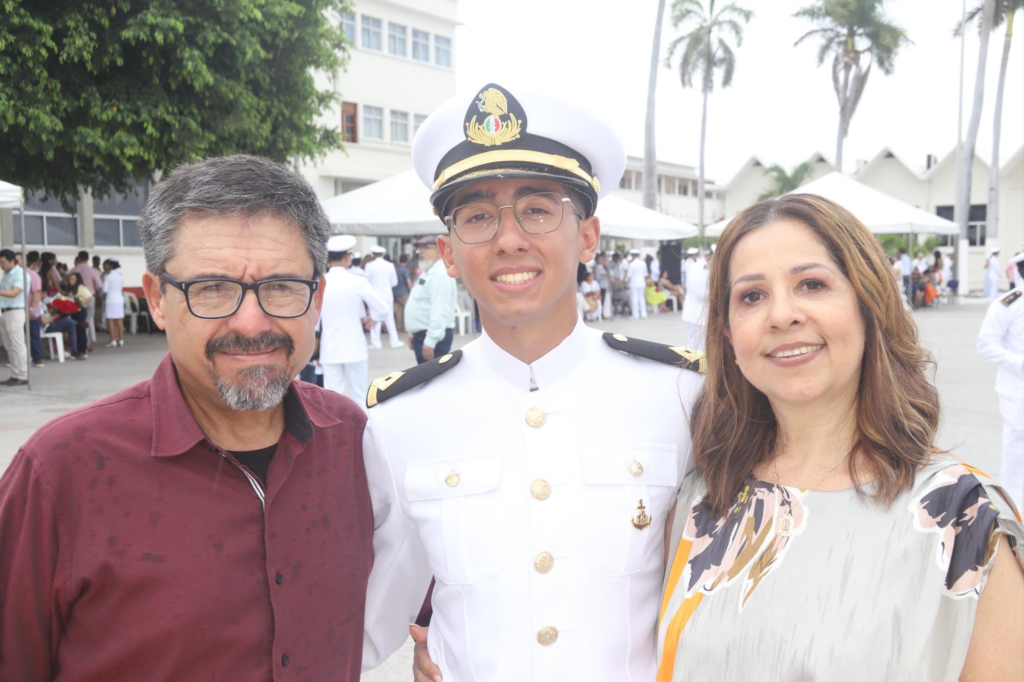$!José Rodrigo Villalobos Marín, entre sus padres, José Villalobos Flores y Rocío Marín Vizcaíno.