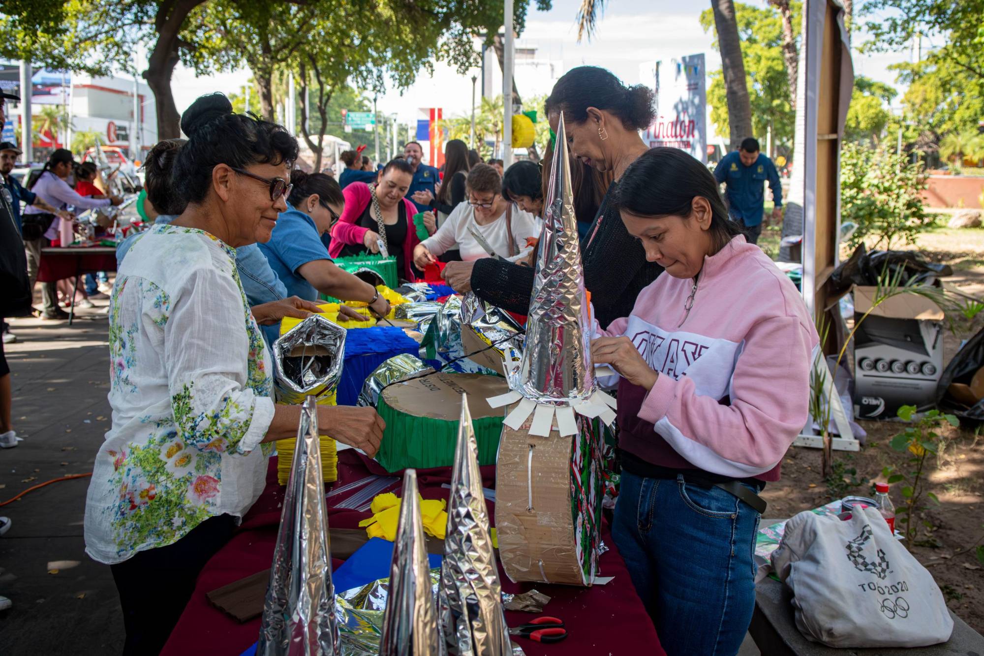$!Reúne taller de elaboración de piñatas a 60 comités vecinales en el Parque Revolución de Culiacán