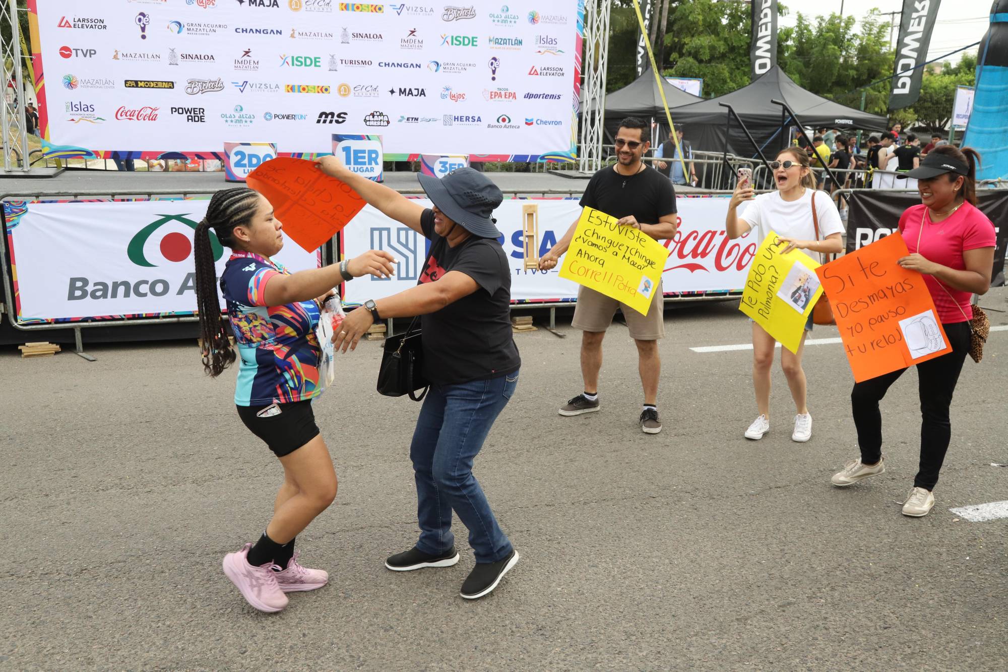 $!María de la Cruz Solís, Giovanni Medina, Jacqueline Castro y Dulce López, reciben a Karina Arteli quien vino desde Veracruz a correr el Medio Maratón en Mazatlán.