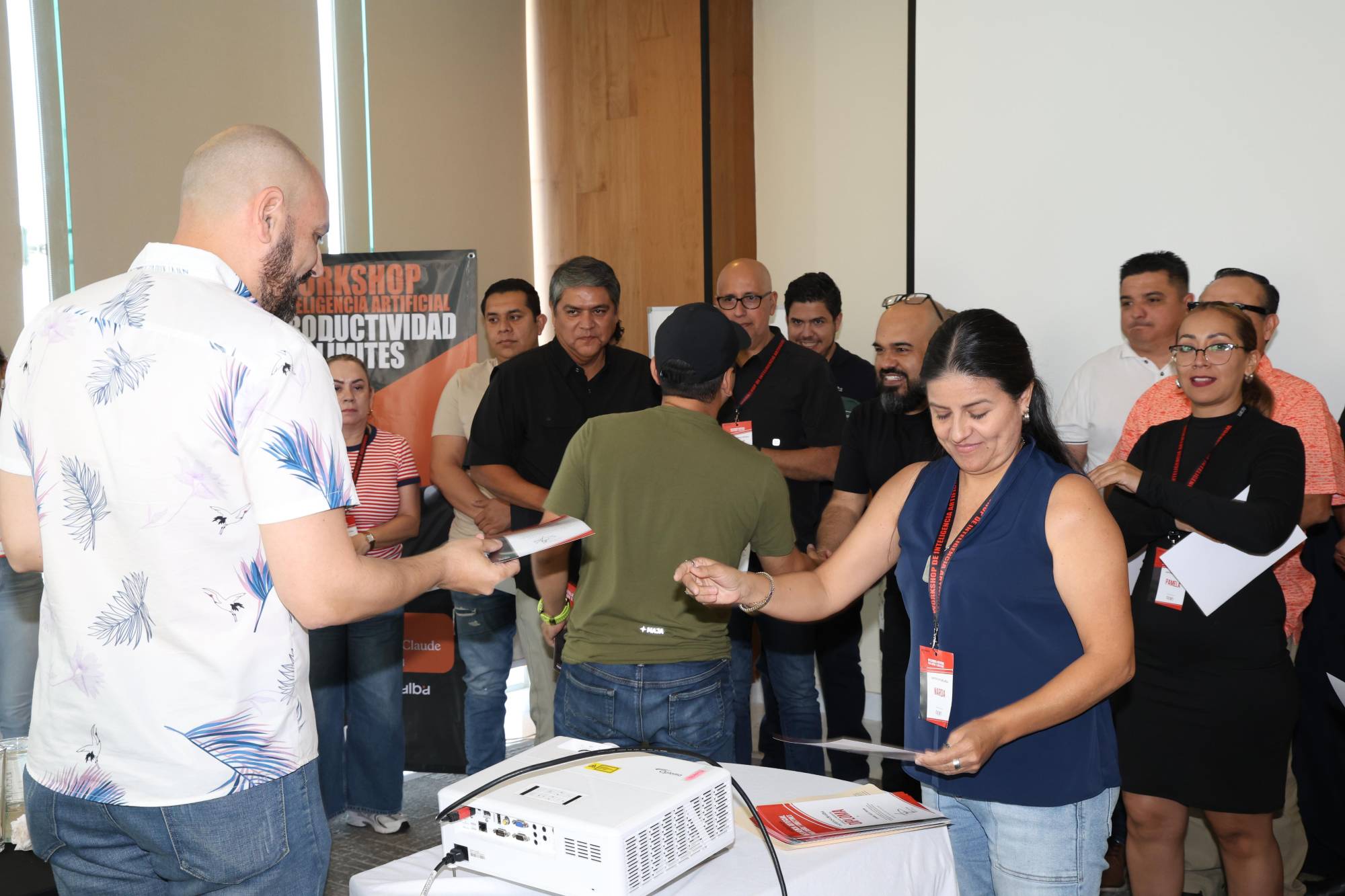 $!Iván Pico recibe el diploma de participación de manos de Narda Maldonado.