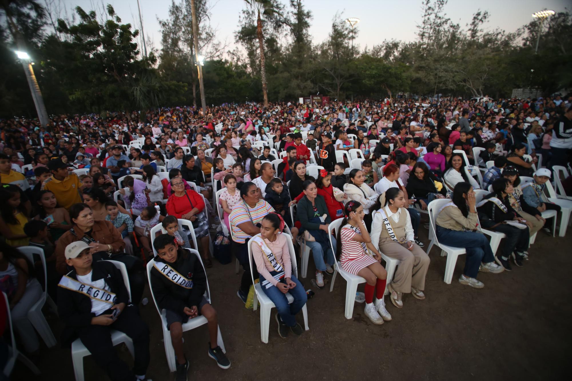 $!Más de 20 mil mazatlecos disfrutan el Día de Reyes Magos en la Villa Navideña
