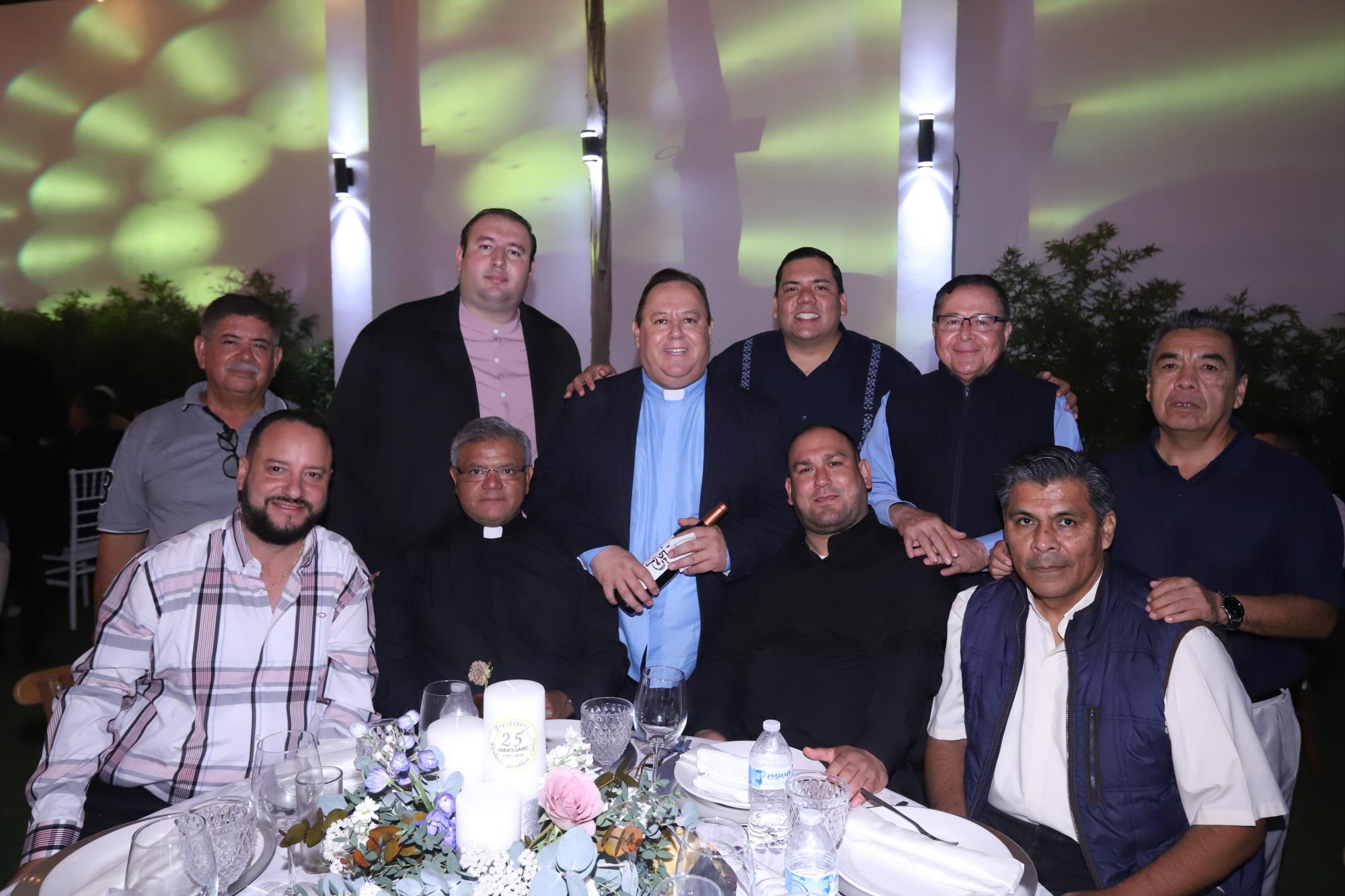 $!El Padre Heriberto entre los sacerdotes Sebastian Pérez, Gabriel Dagoberto Tirado, Raúl Barraza, Gustavo Díaz, Carlos Correa, Ricardo Herrera, Jaime Aguilar, Adán Pazos y Martín Lobatos.