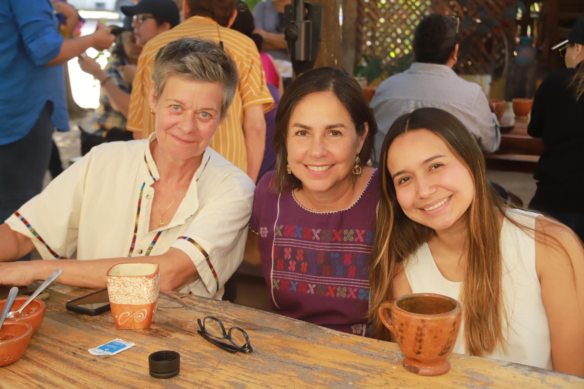 $!Ariane González, Gloria Estela González y Sofía Soria.