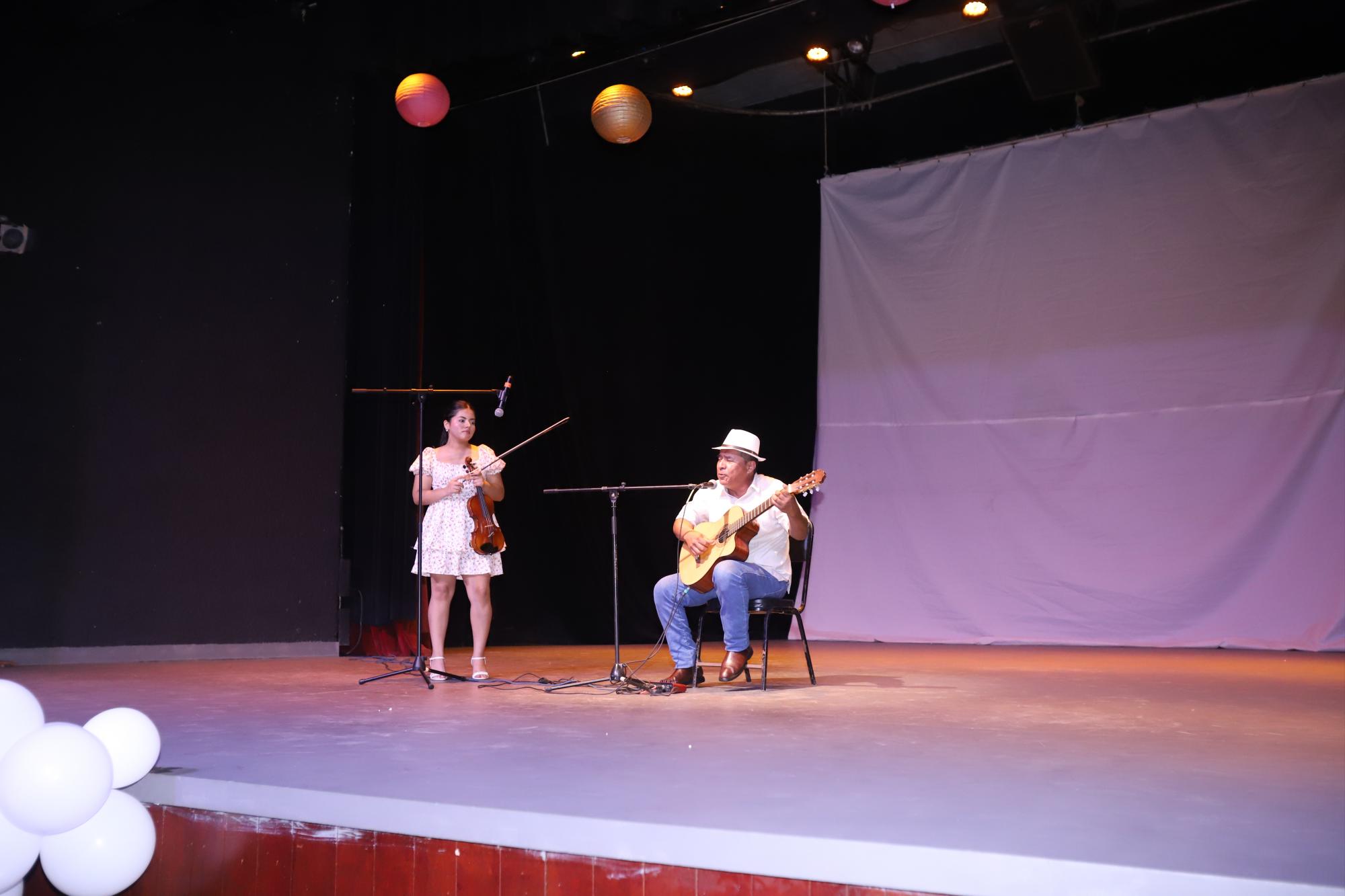 $!Illaly y Edmundo Carrillo prepararon un número musical para el evento.