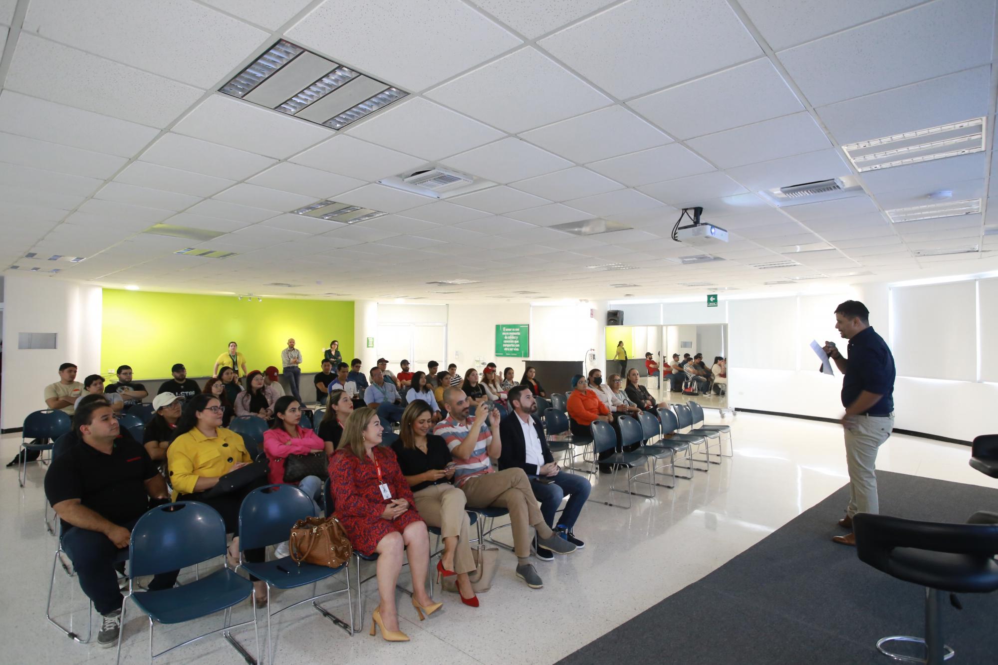 $!Los jóvenes escucharon con atención la ponencia.