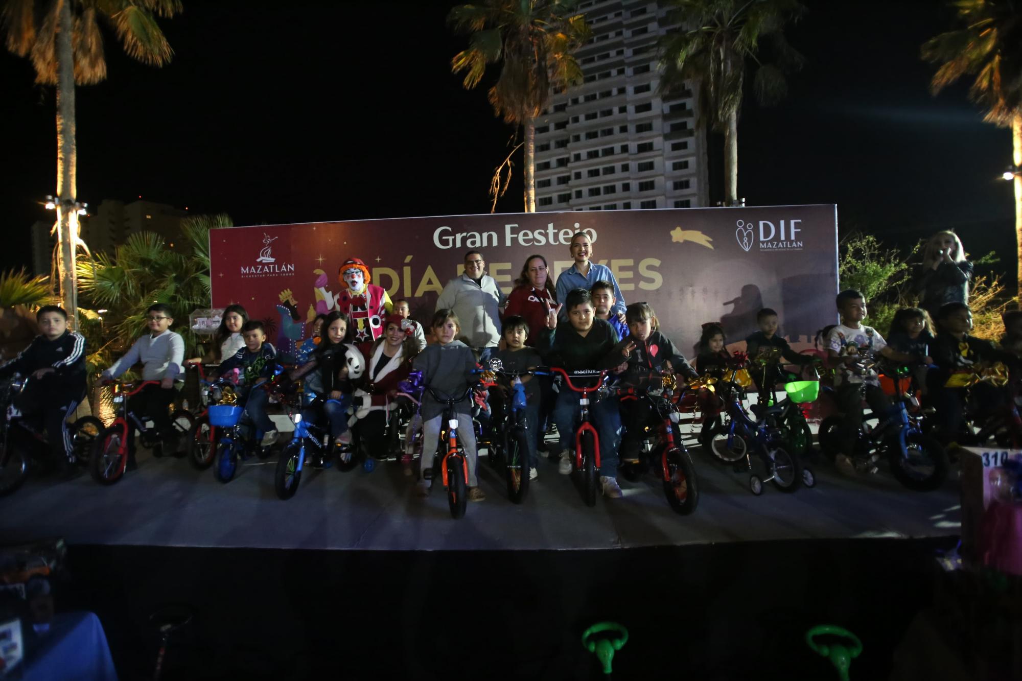 $!Más de 20 mil mazatlecos disfrutan el Día de Reyes Magos en la Villa Navideña