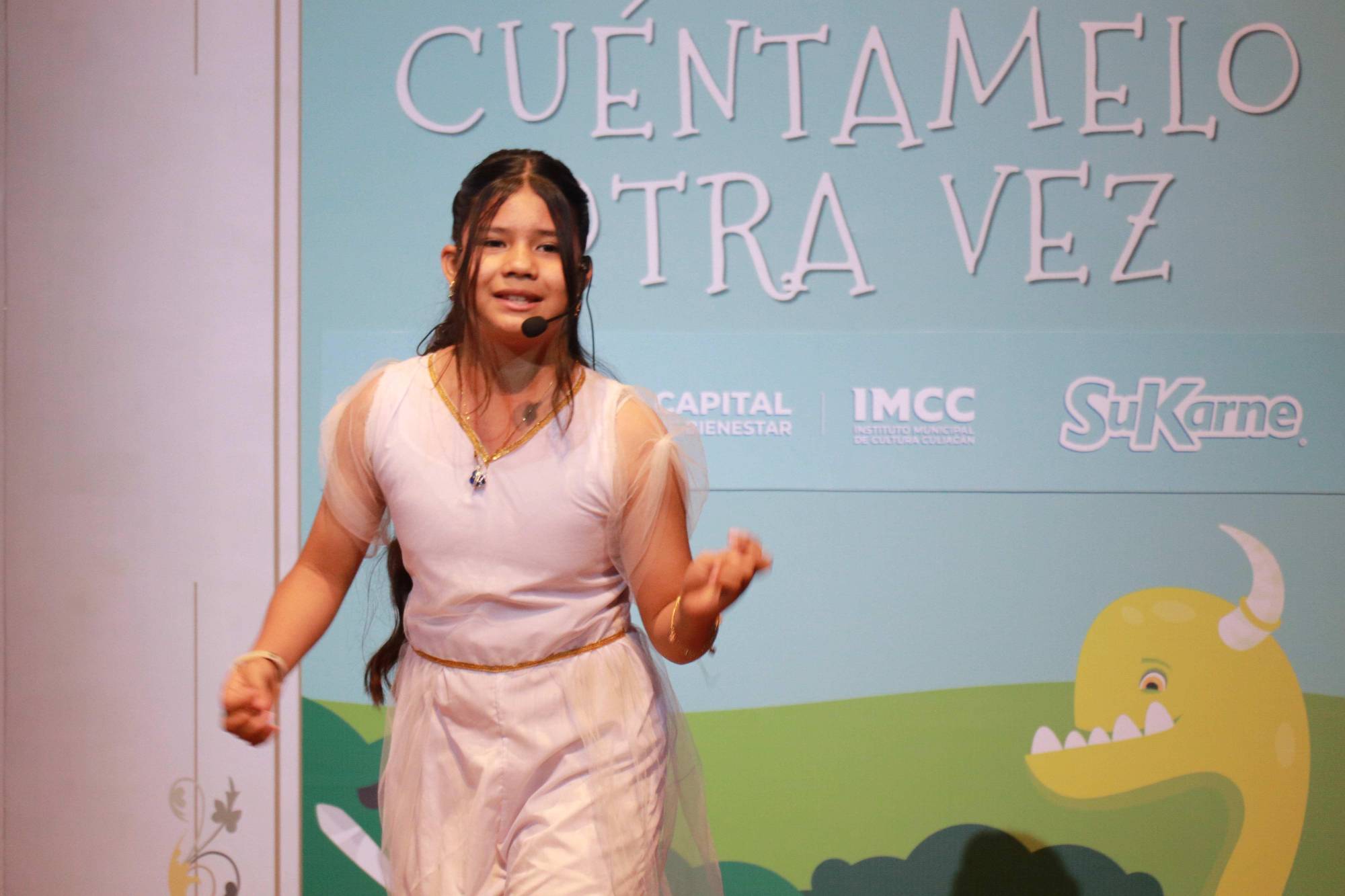 $!Una muestra de sus habilidades escénicas fue el concurso de cuentacuentos.