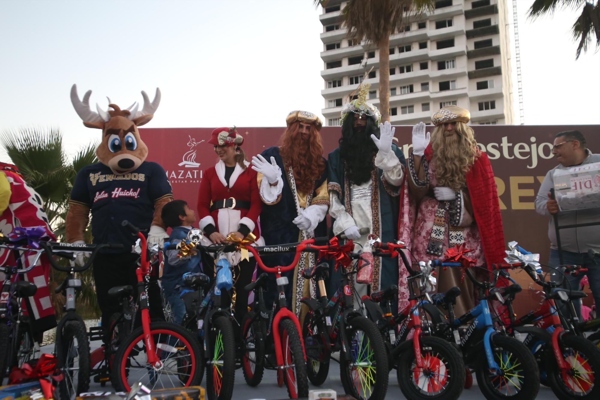 $!Más de 20 mil mazatlecos disfrutan el Día de Reyes Magos en la Villa Navideña