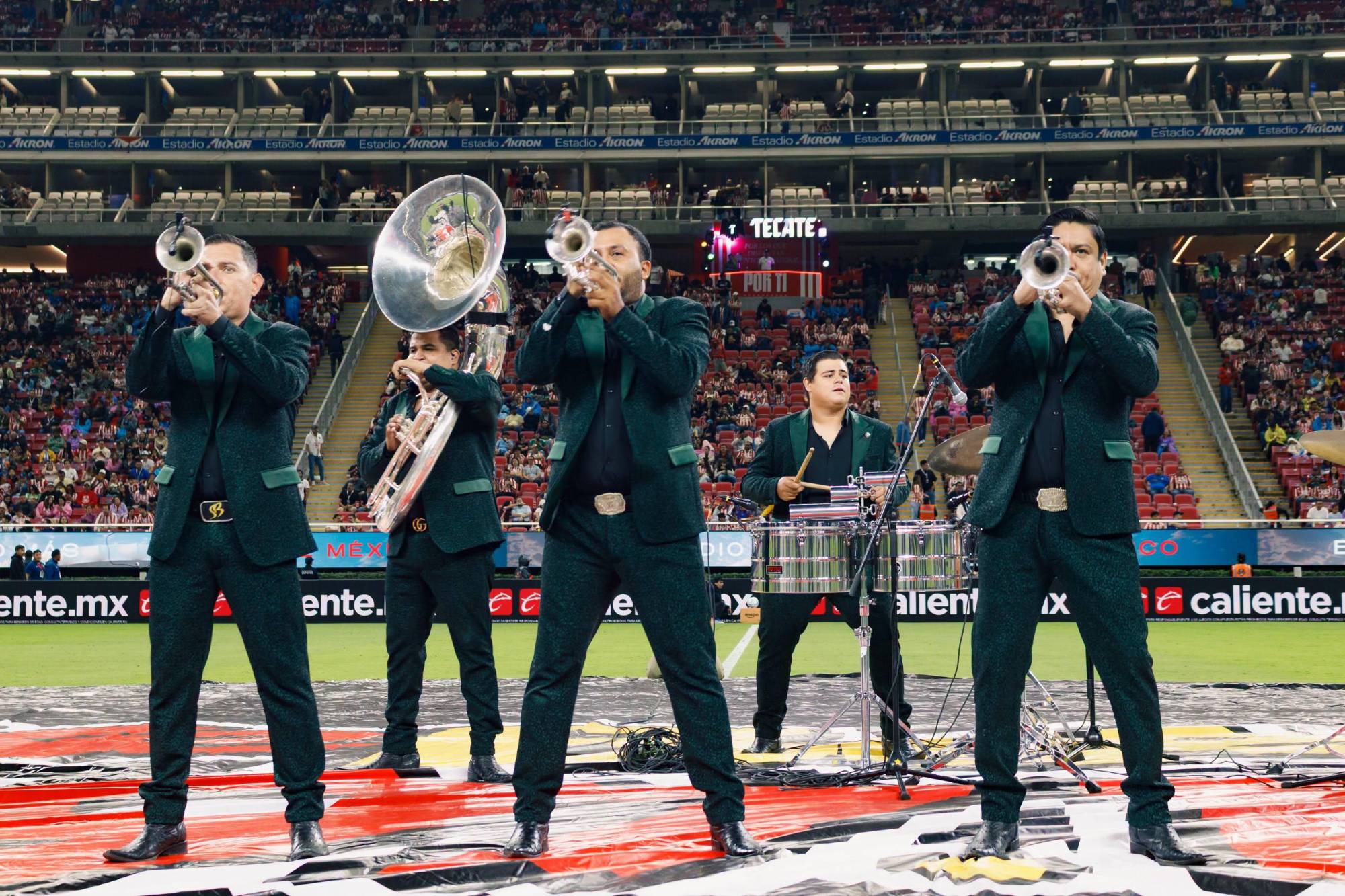 $!Los músicos de Banda Los Sebastianes disfrutan el momento durante su presentación.