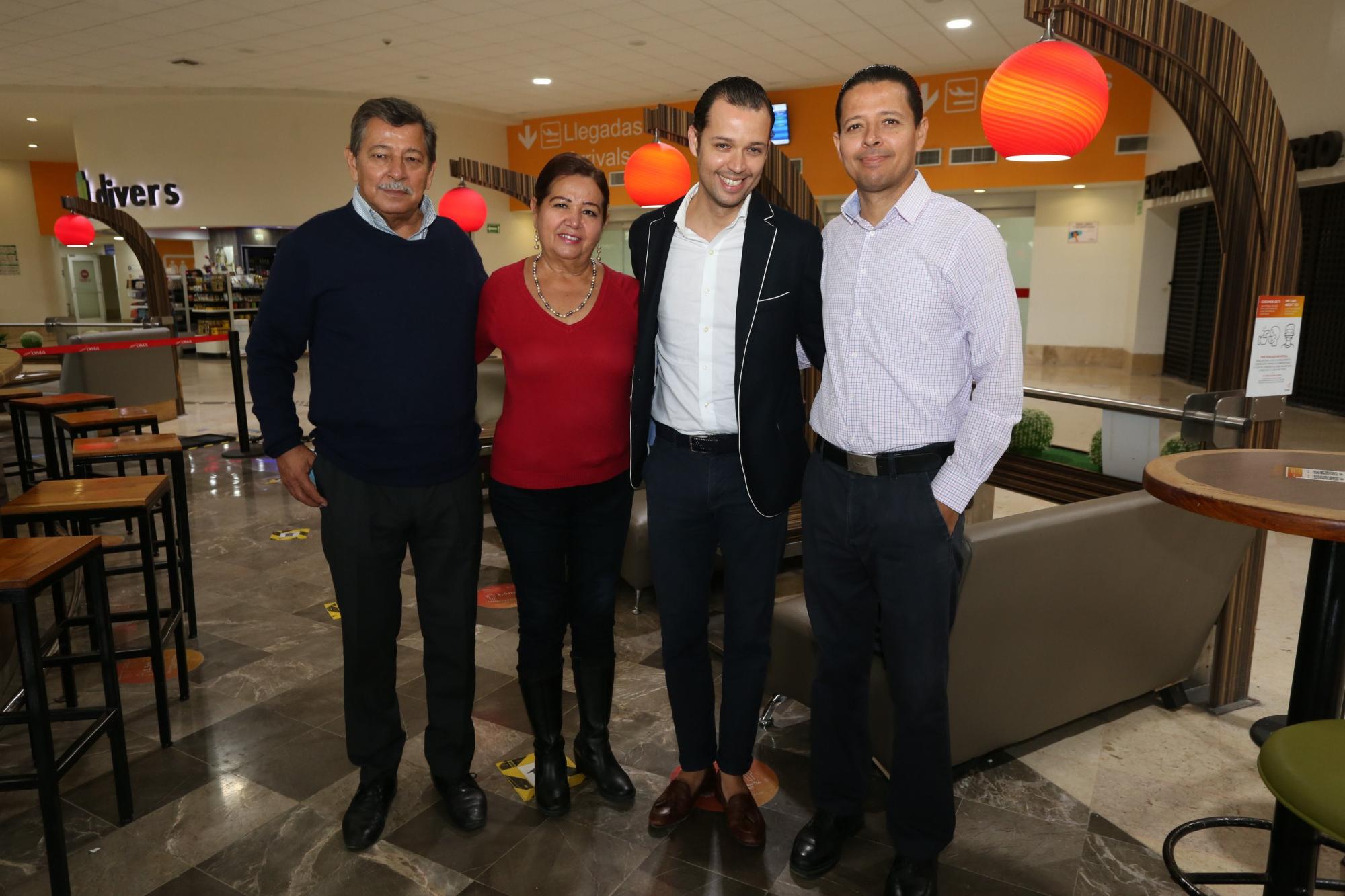 $!Andrés entre sus papás y hermano: Francisco Romo, Rosita de Romo y Francisco.