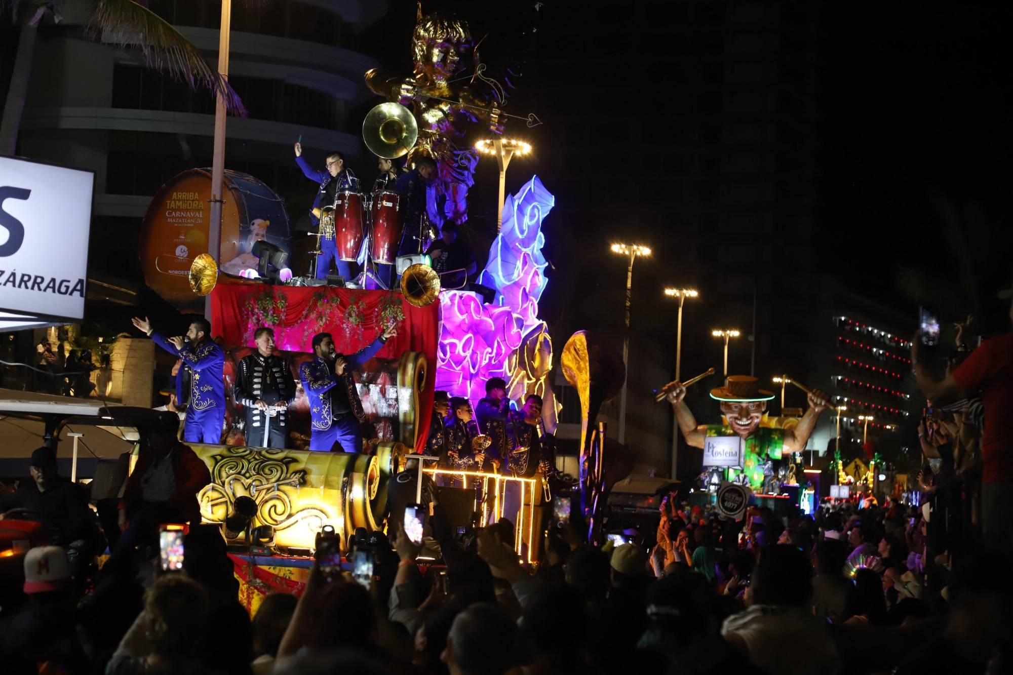 $!A ritmo de tambora se vivió el primer desfile del Carnaval de Mazatlán 2026