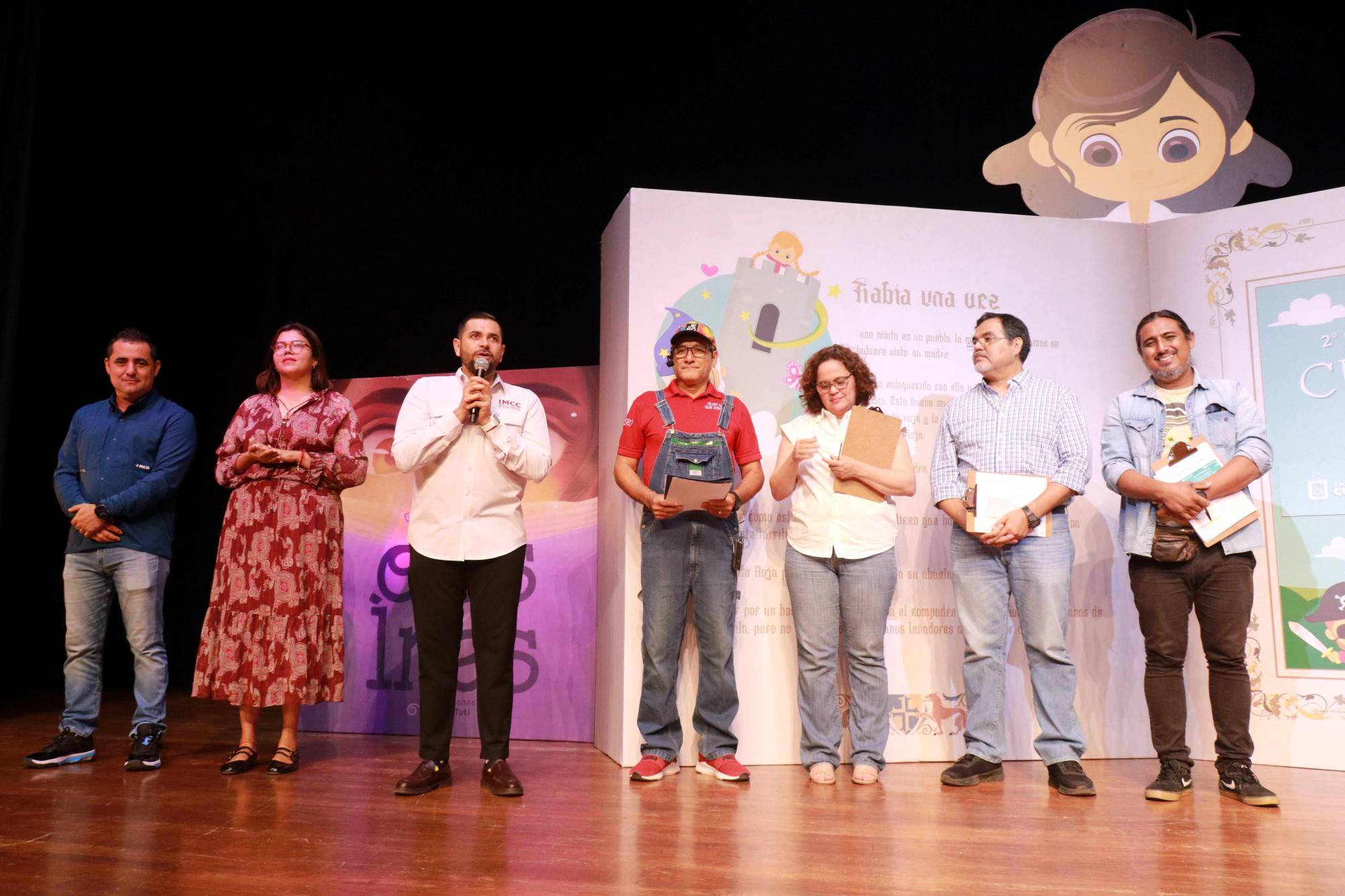 $!Adolfo Plata felicita a los participantes.