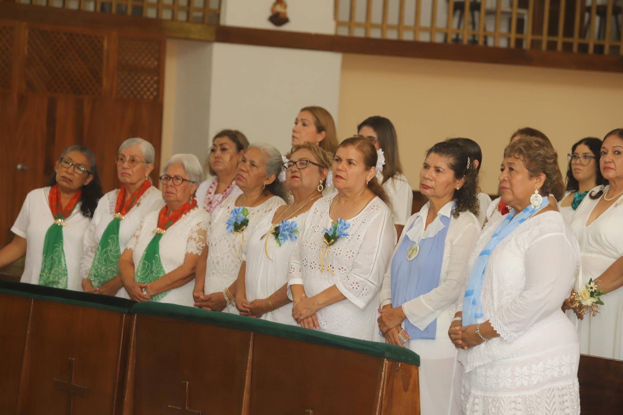 $!El grupo de graduadas muy atentas al mensaje que expresó el presbítero en la homilía.