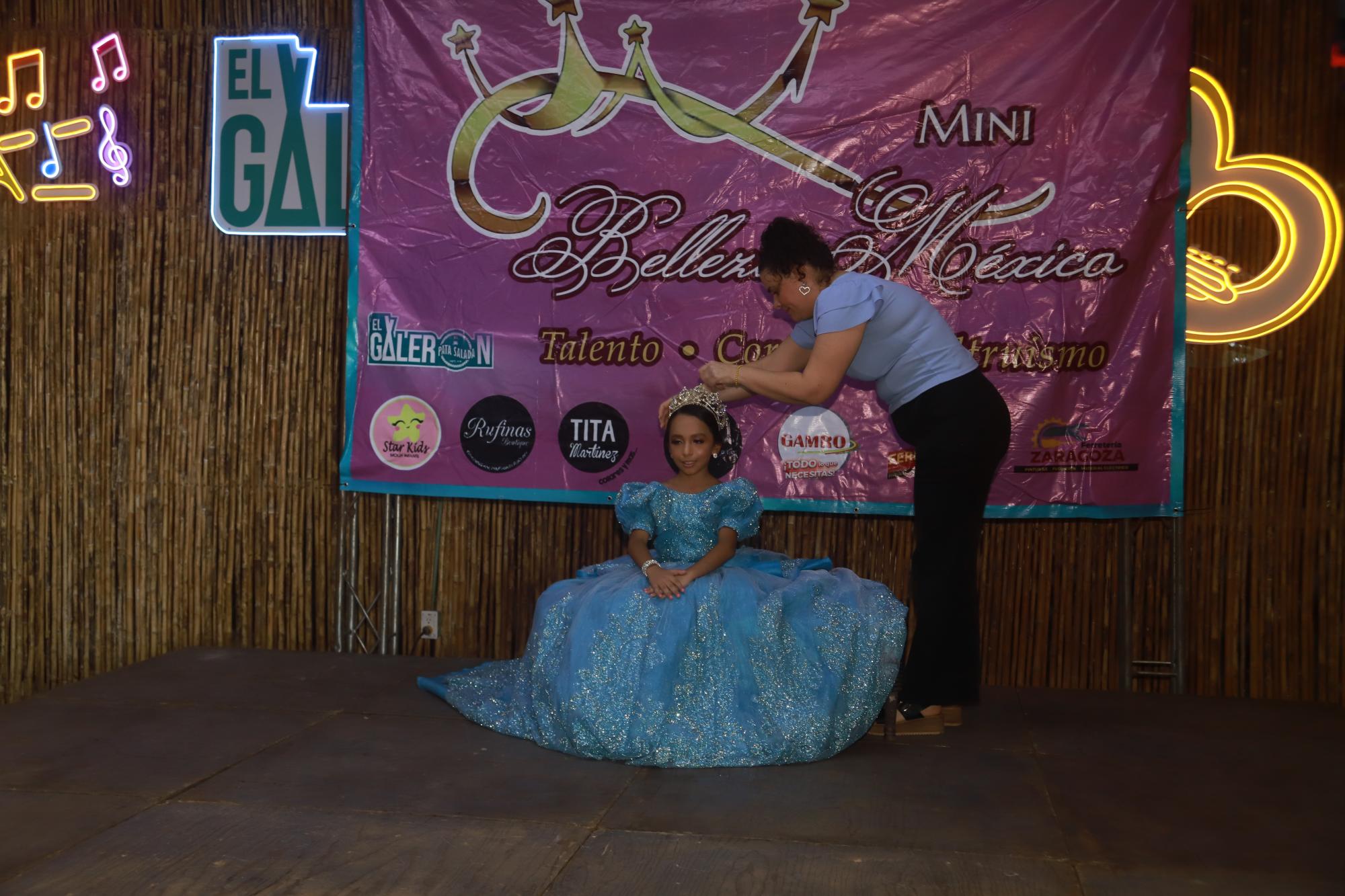 $!Alma Osuna al momento de coronar a la nueva soberana.