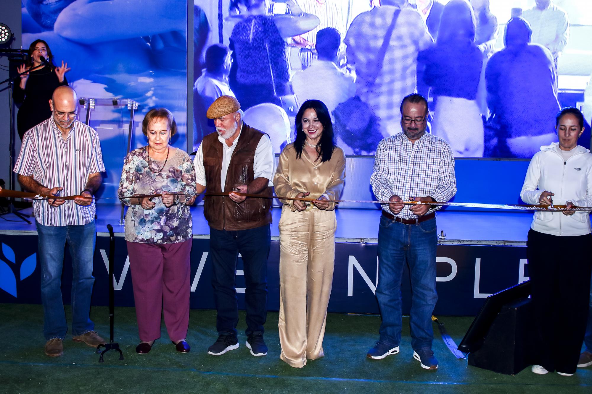 $!Cortan el listón de inauguración Renato Vega Carrillo, Juany Carrillo de Vega, Manuel Clouthier Carrillo, Mely Pérez de Clouthier, Alger Vega Carrillo y Maricela Ramos de Clouthier.