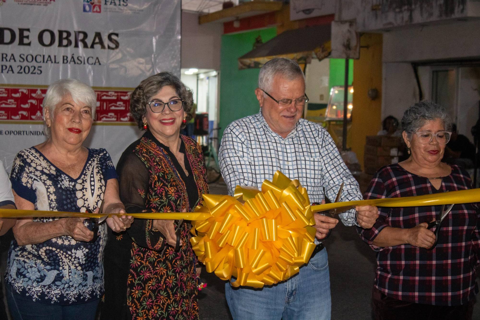 $!Escuinapa entrega pavimento hidráulico en calle Francisco Pérez