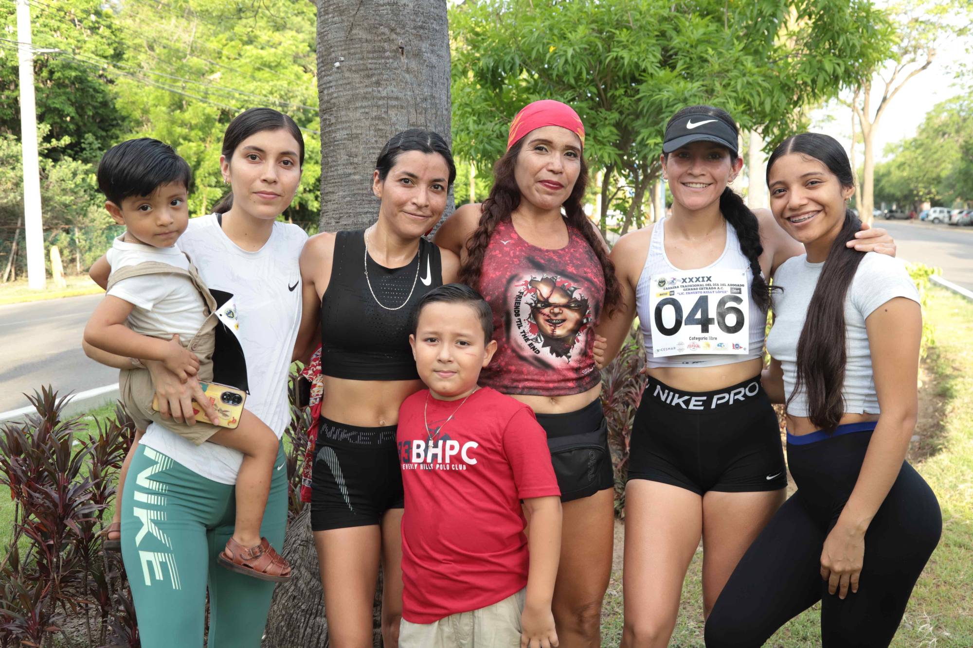 $!Eitan, Johana y Norma Labrador, Perla Aguirre, Bianca y Carmen. Al frente, Juan Dariel Labrador.