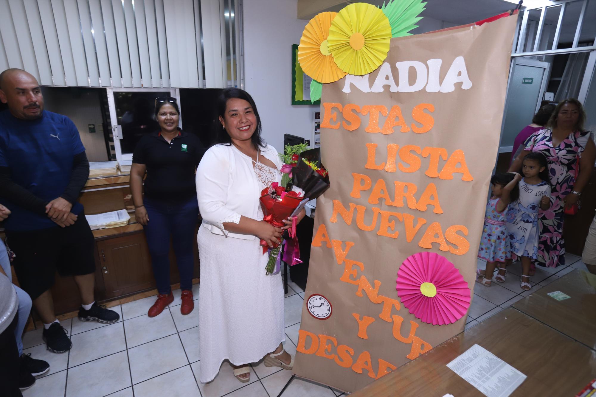 $!Nadia Magdalena feliz posa en uno de los mensajes que le diseñaron sus compañeros de oficina en donde se lee “Nadia estás lista para nuevas aventuras y desafíos”.