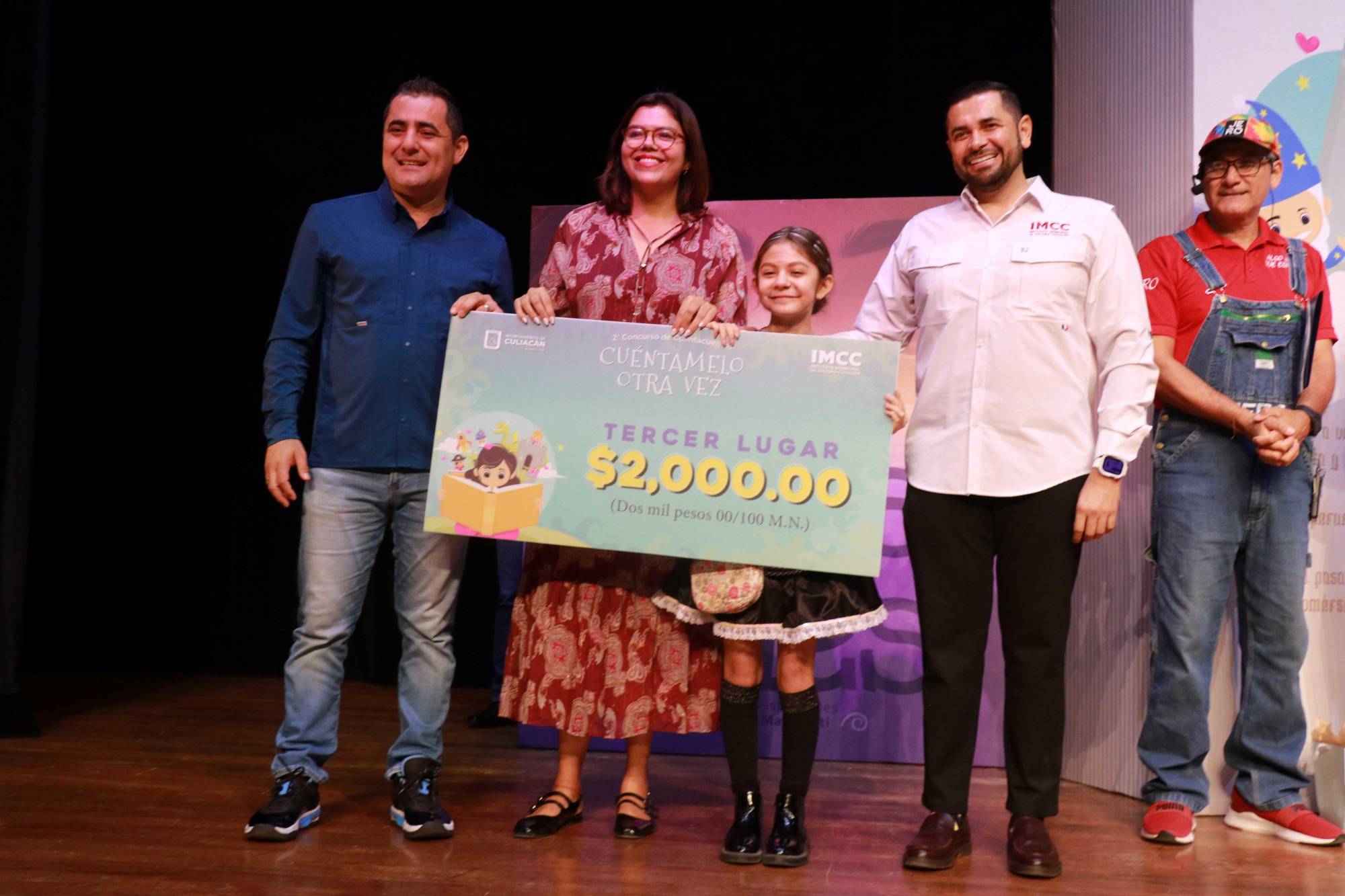 $!Con 2 mil pesos fue premiada en el tercer lugar, Osmara Monserrat Cortez Núñez.