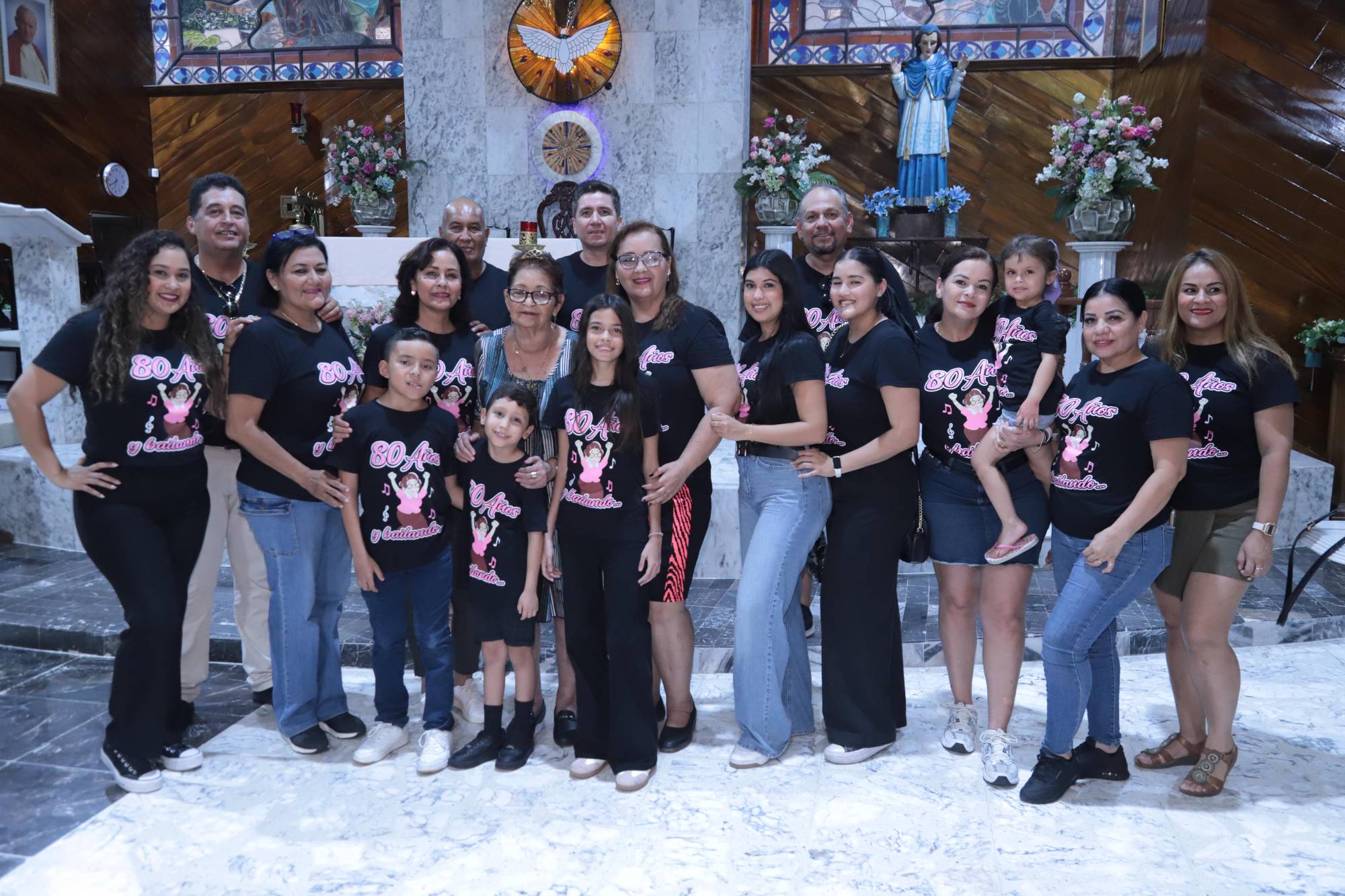 $!La dama rodeada de su familia.