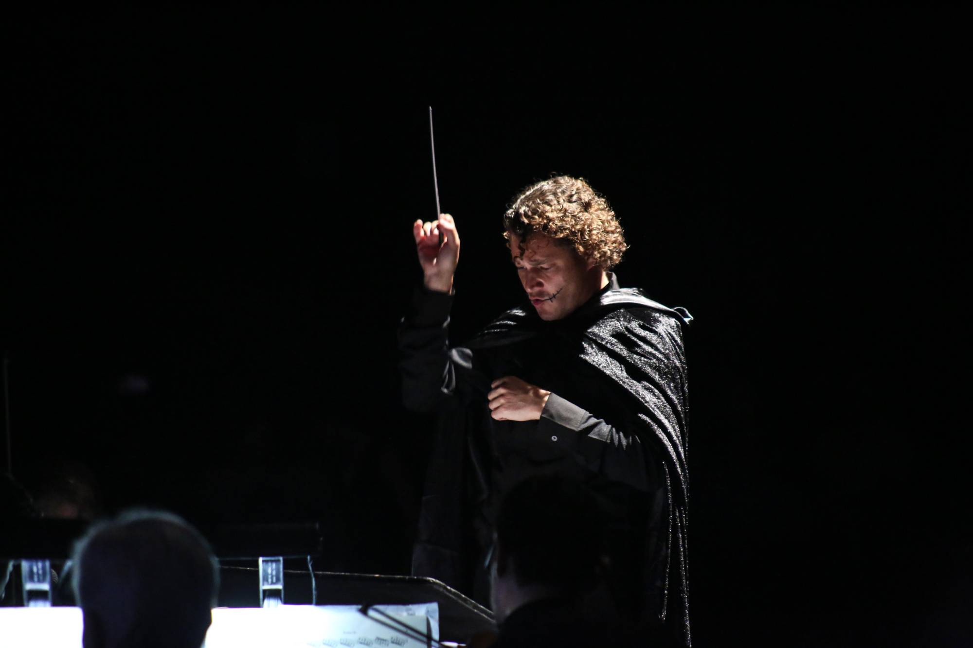 $!Alexandre Da Costa, para la ocasión portó una capa negra y varita mágica.