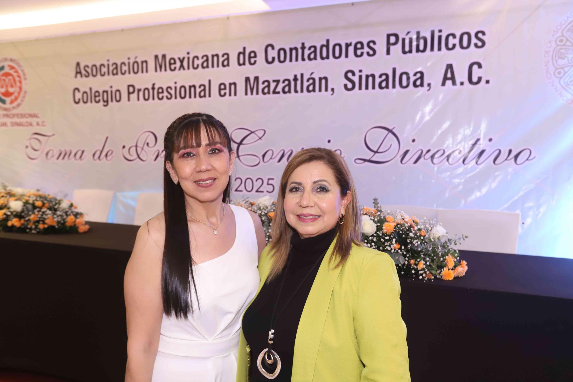 $!La presidenta entrante María Teresa de la Paz Rosales junto a Esthela Núñez Castro, presidenta saliente.