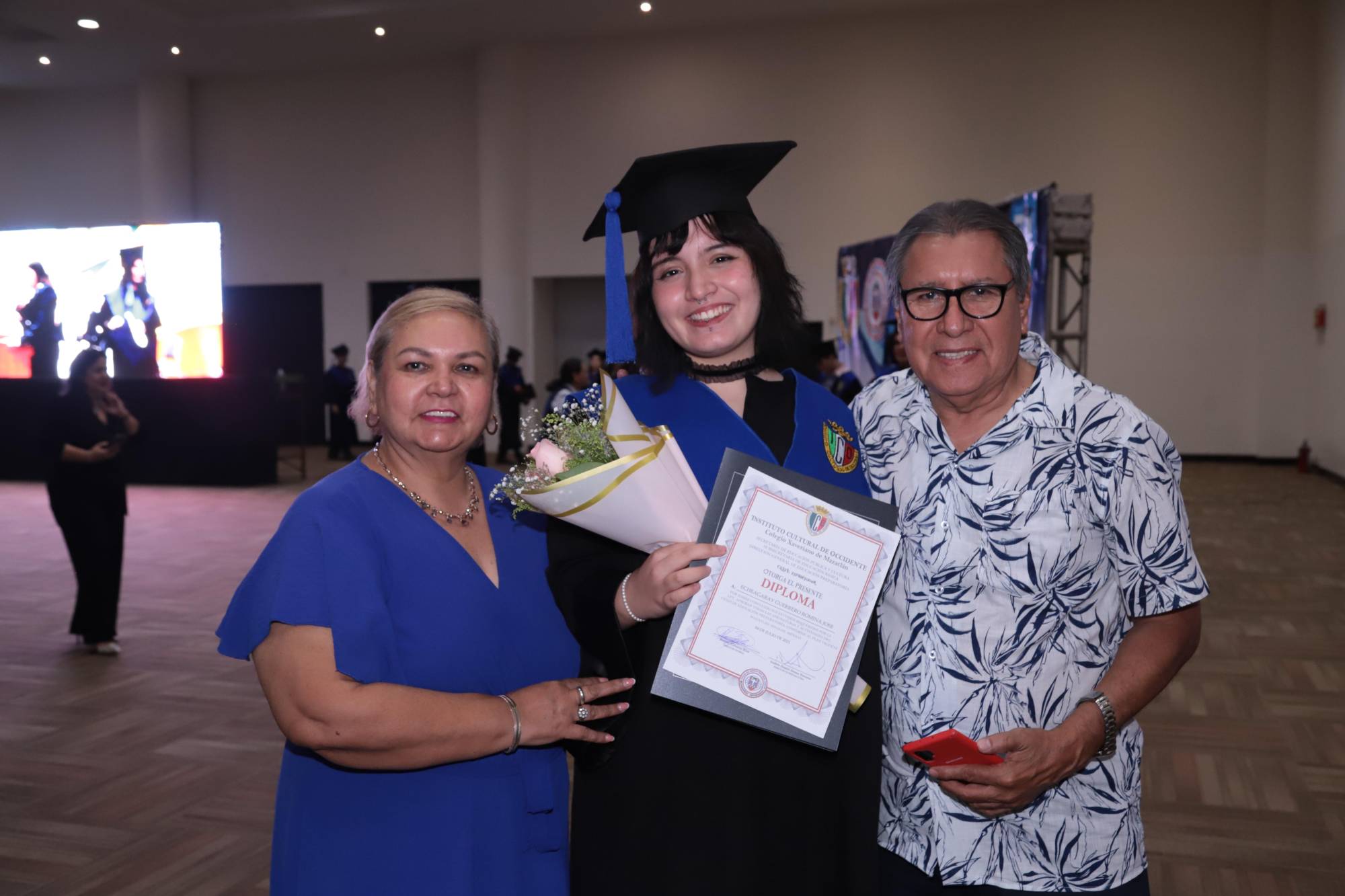 $!Romina Echeagary Guerrero entre sus abuelos, María de Jesús Hernández y Felipe Guerrero.