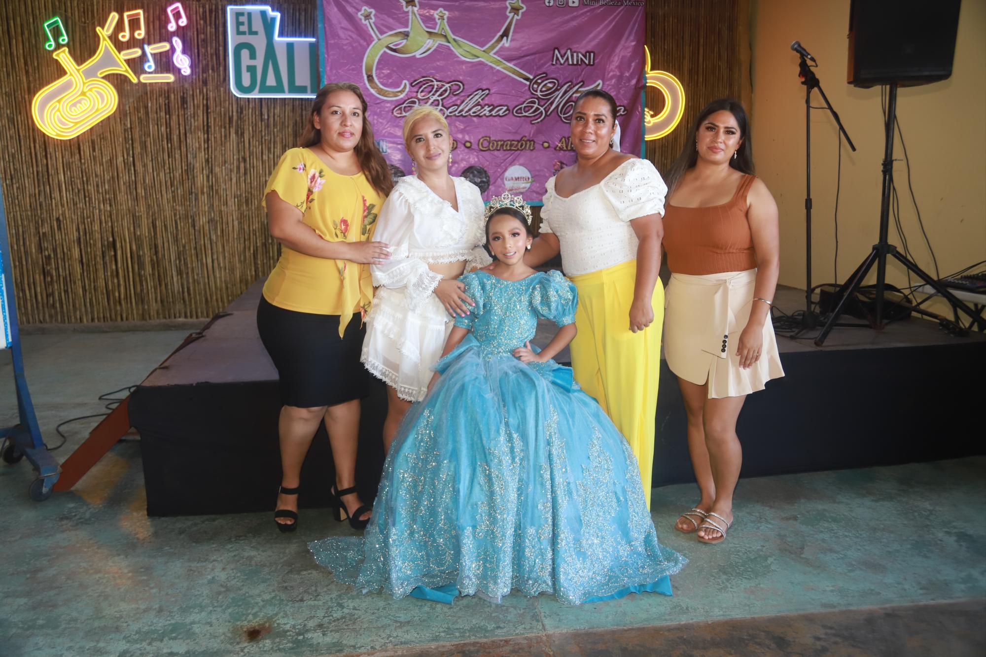 $!Ivanna y su mamá Brenda Vera, y las invitadas Rebeca Reyes, Paula López y Magdalena Cisneros.