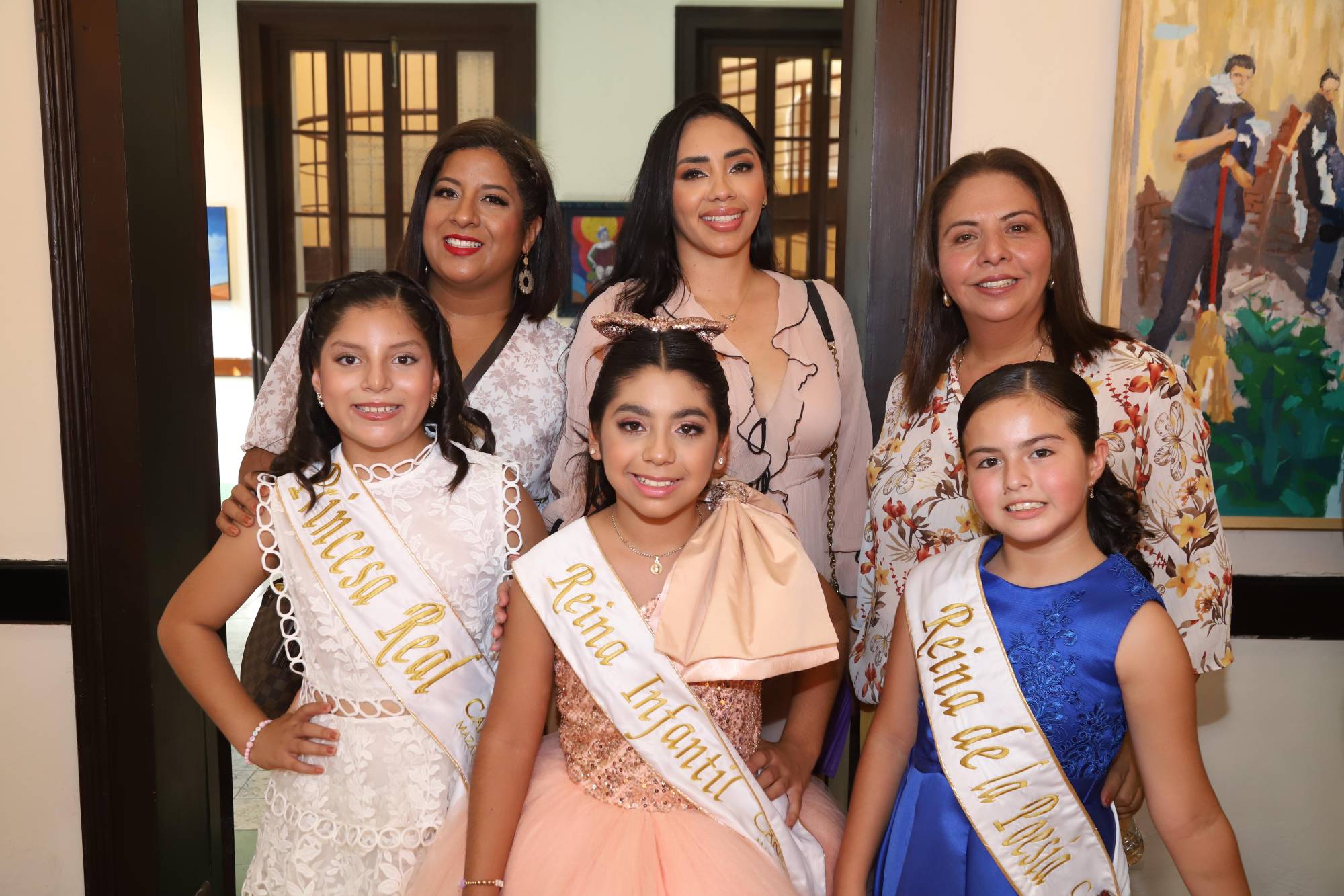 $!Itzel Figueroa, Brenda Corona y Jazmín Covarrubias, con sus pequeñas hijas, Elisa Gutiérrez, Eileen y Noelia, Princesa Infantil, Reina Infantil y Reina de la Poesía del Carnaval 2026, respectivamente.