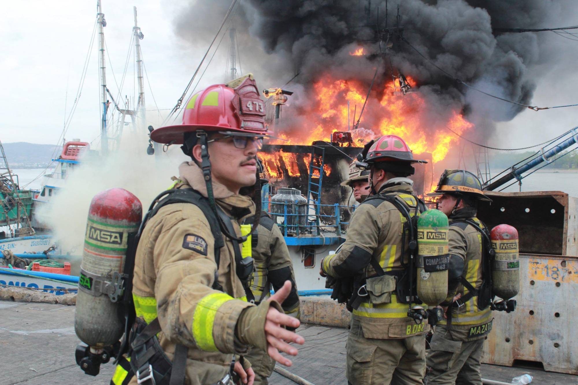$!Trabajos de soldadura provocan explosión e incendio de un barco camaronero en Mazatlán