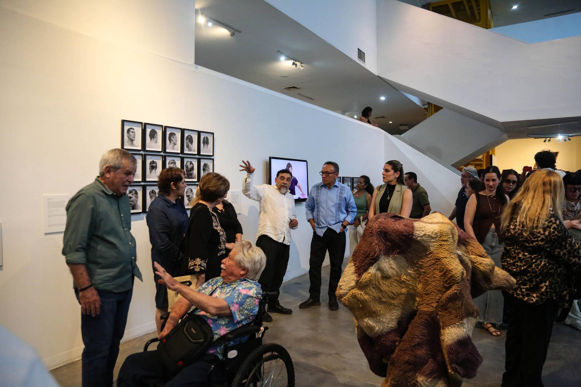 $!Óscar García, artista visual y representante del colectivo, explicó que la muestra busca abrir nuevas rutas para el arte contemporáneo.