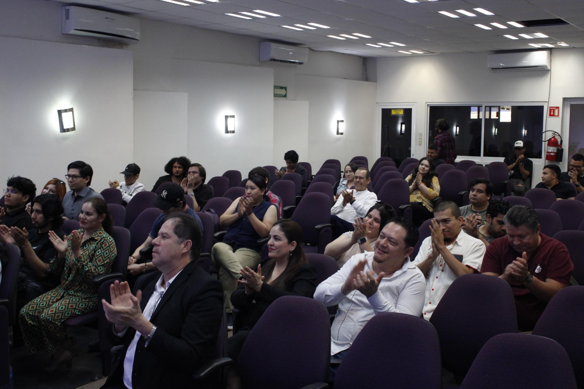 $!El público reconoció al director de ópera.