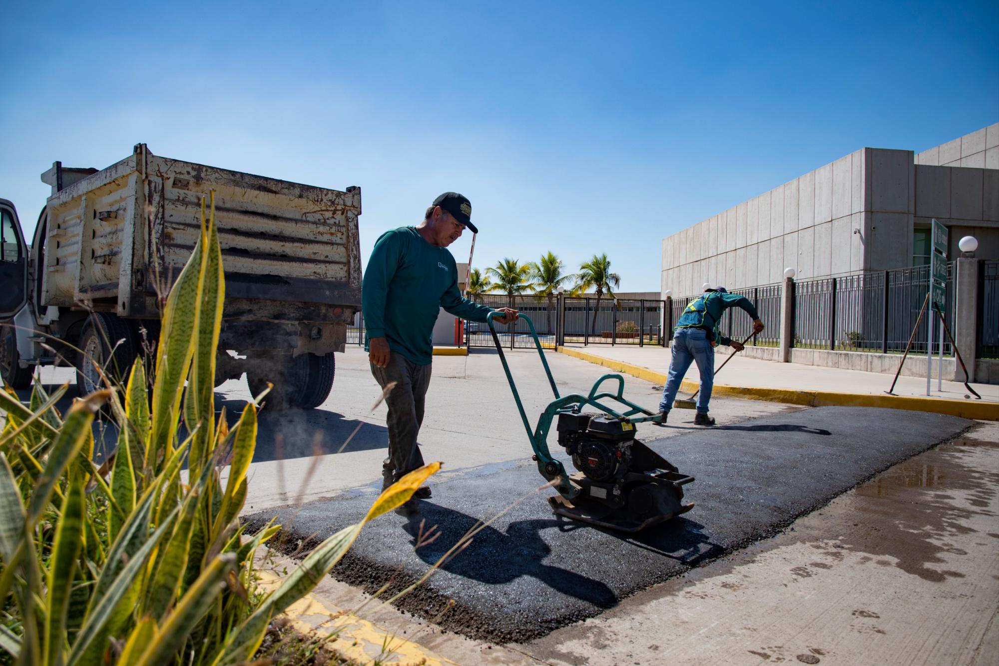 $!En distintos puntos de Culiacán, realizan trabajos de reacondicionamiento vial