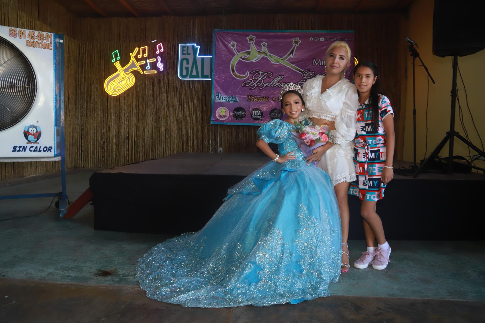 $!La nueva reina entre su mamá Brenda Vera y su hermana Valentina Sánchez Vera.