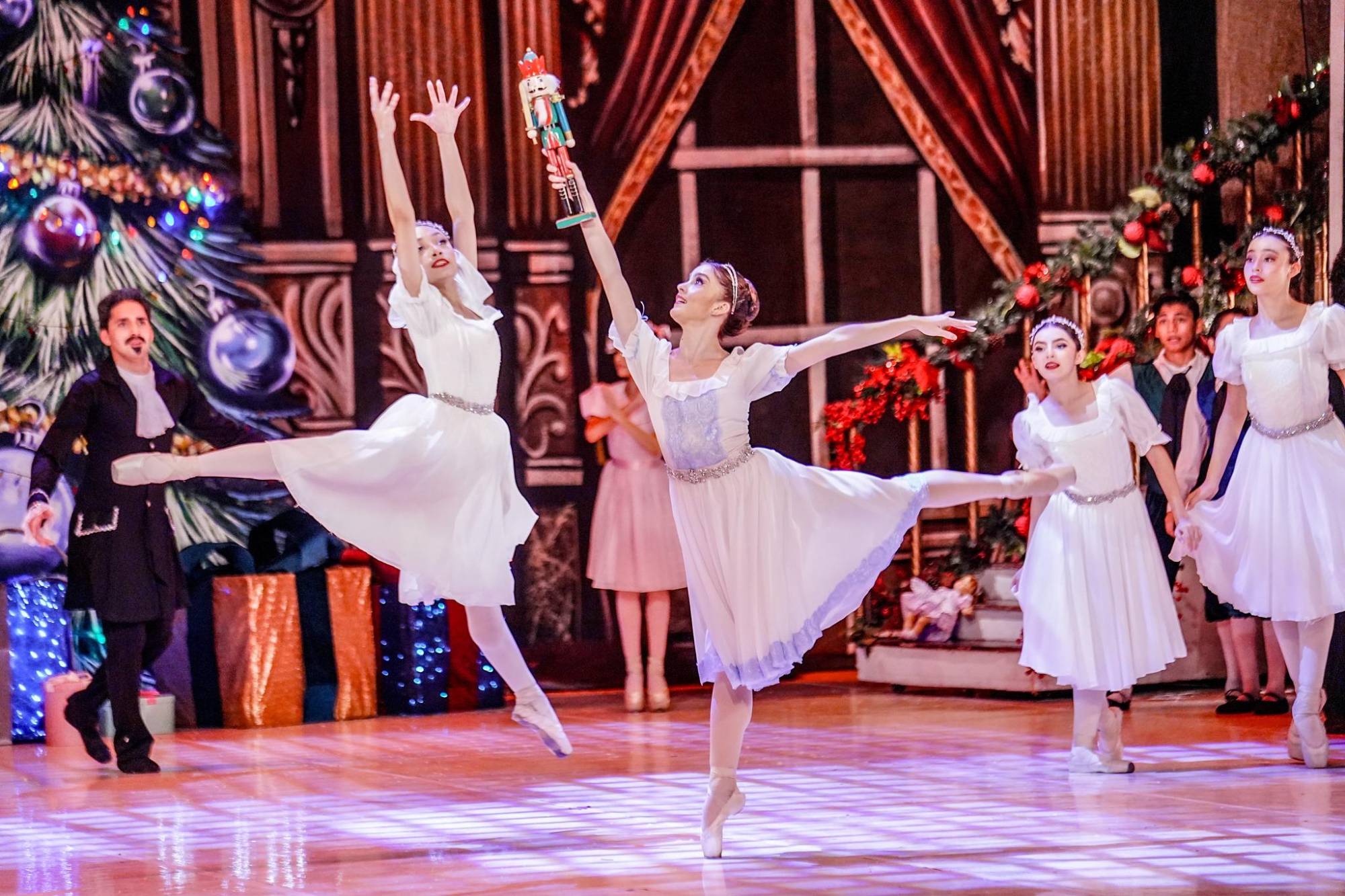 $!El Cascanueces llenó de magia navideña el escenario del Teatro Ángela Peralta, ante un público que disfrutó cada momento del espectáculo.