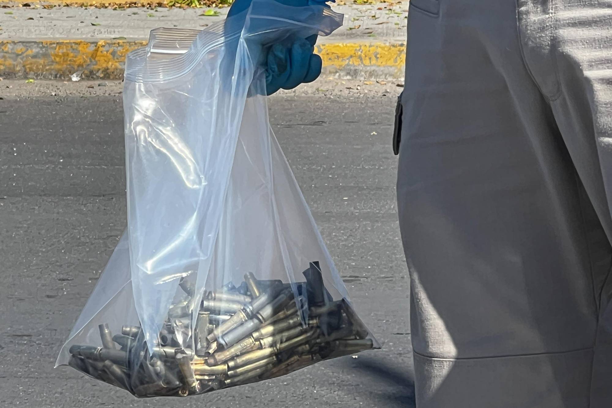 $!En plena guerra de facciones, los detienen con armas... luego los dejan salir