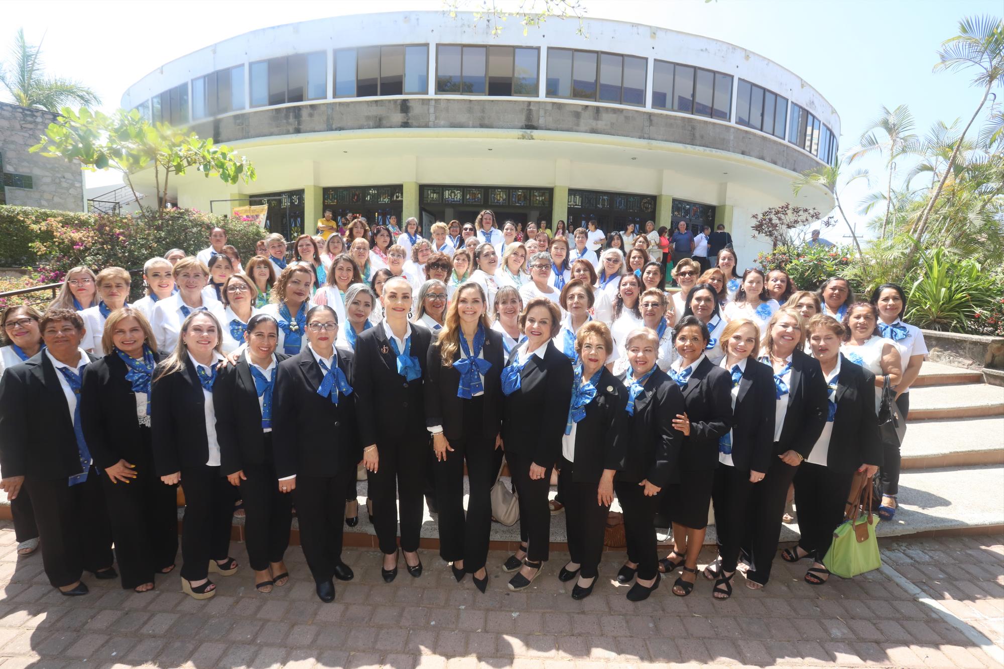 $!Las damas se toman la fotografía del recuerdo a las afueras del Templo de San Judas.