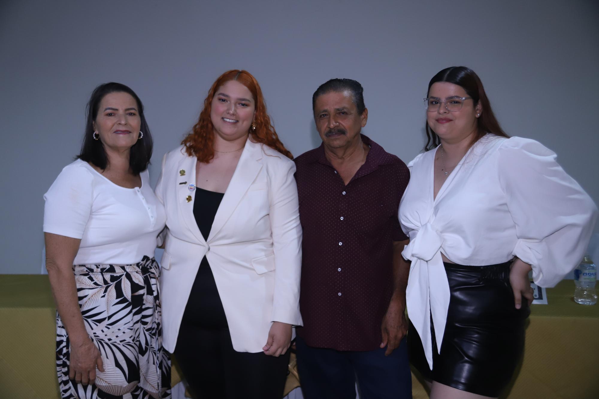 $!Viridiana entre sus padres, Norma Luz Zataráin y Germán Tirado, y su hermana Esmeralda Tirado.