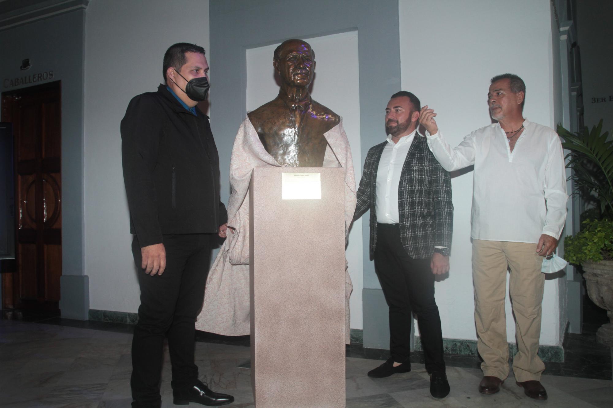$!Inmortalizan al maestro Antonio López Sáenz con un busto de bronce en el lobby del Teatro Ángela Peralta.