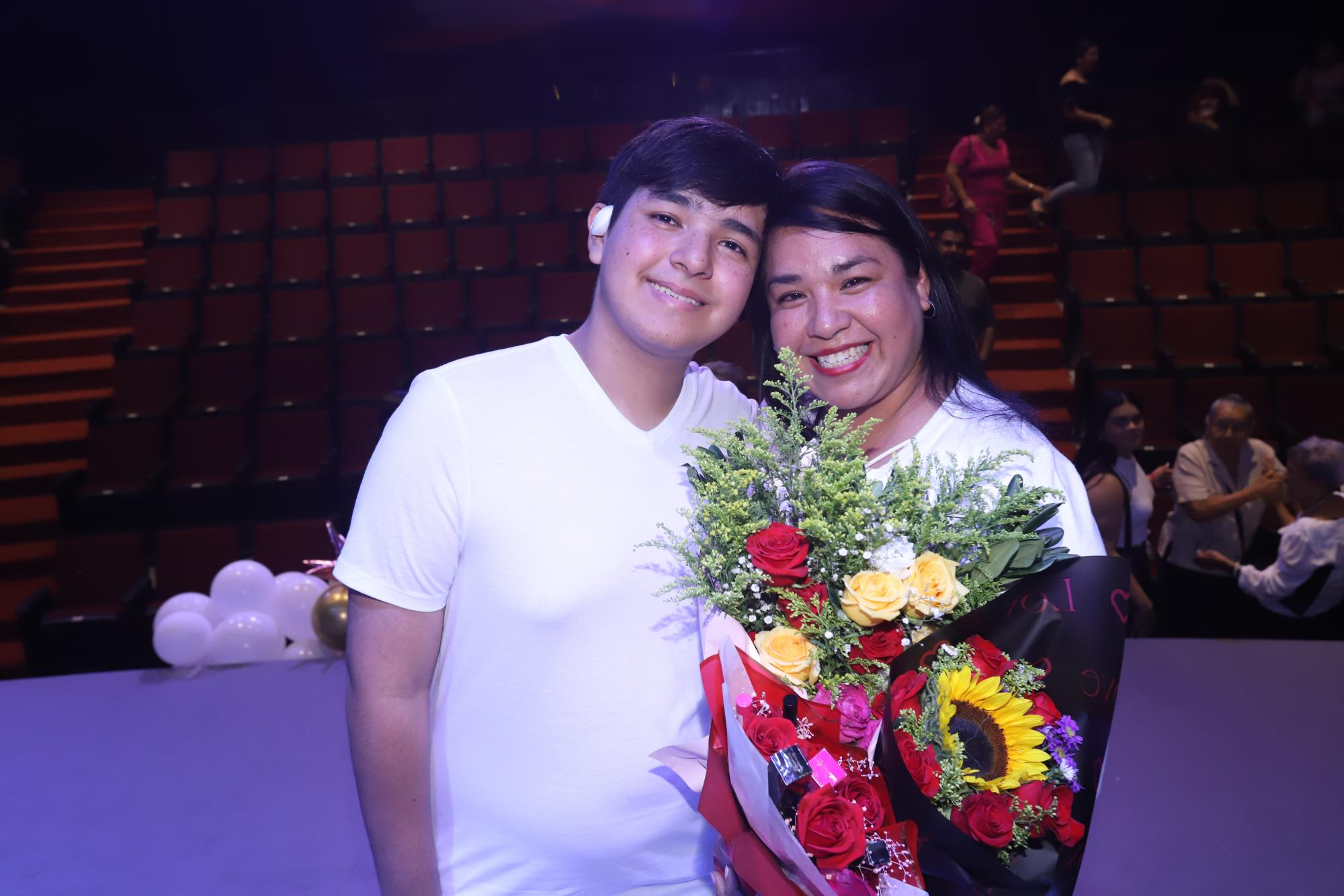 $!Vico Said Lizárraga Hernández junto a su mamá.